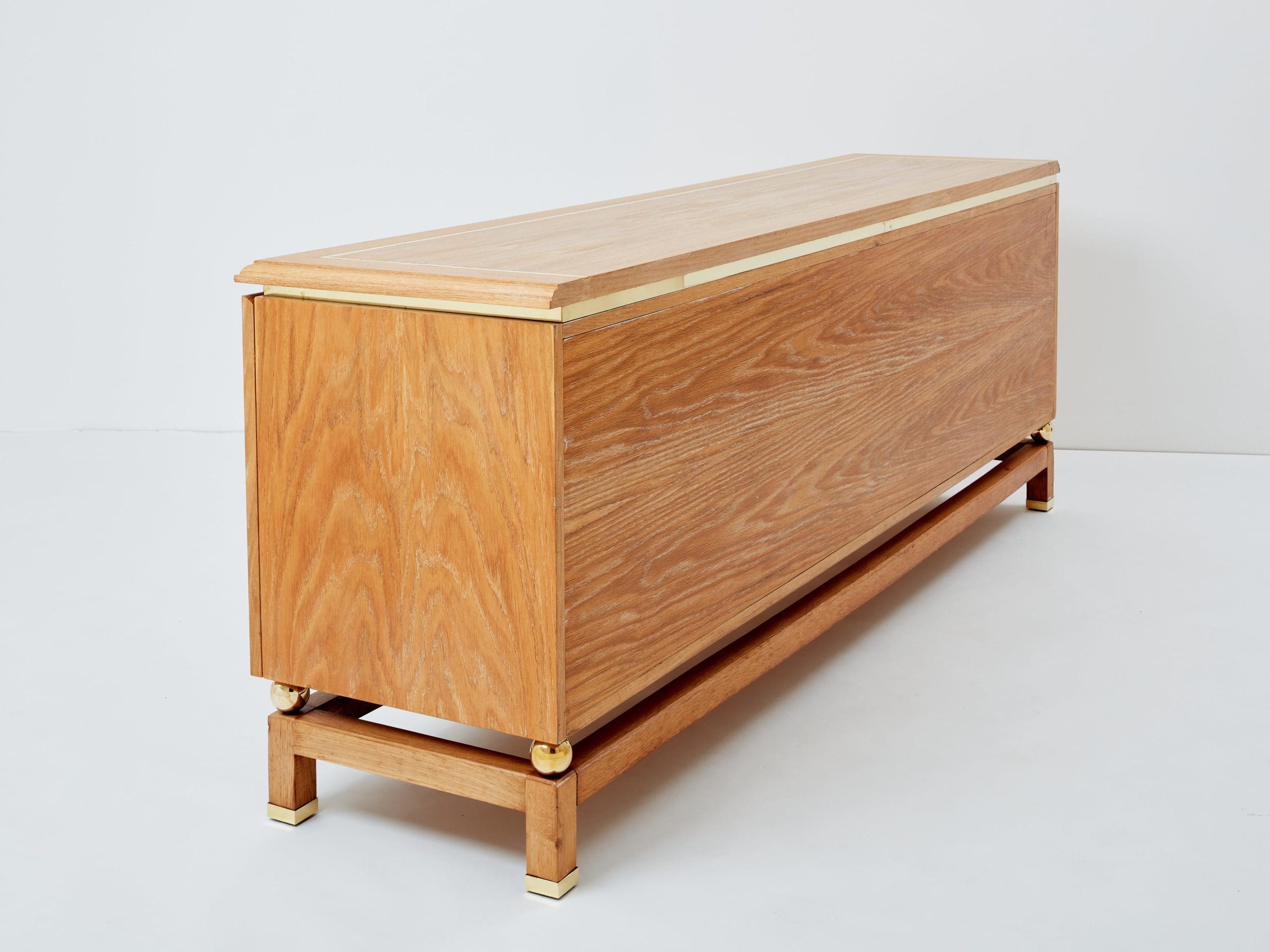 Buffet en Chêne Cérusé et Laiton par Tommaso Barbi, Années 1970