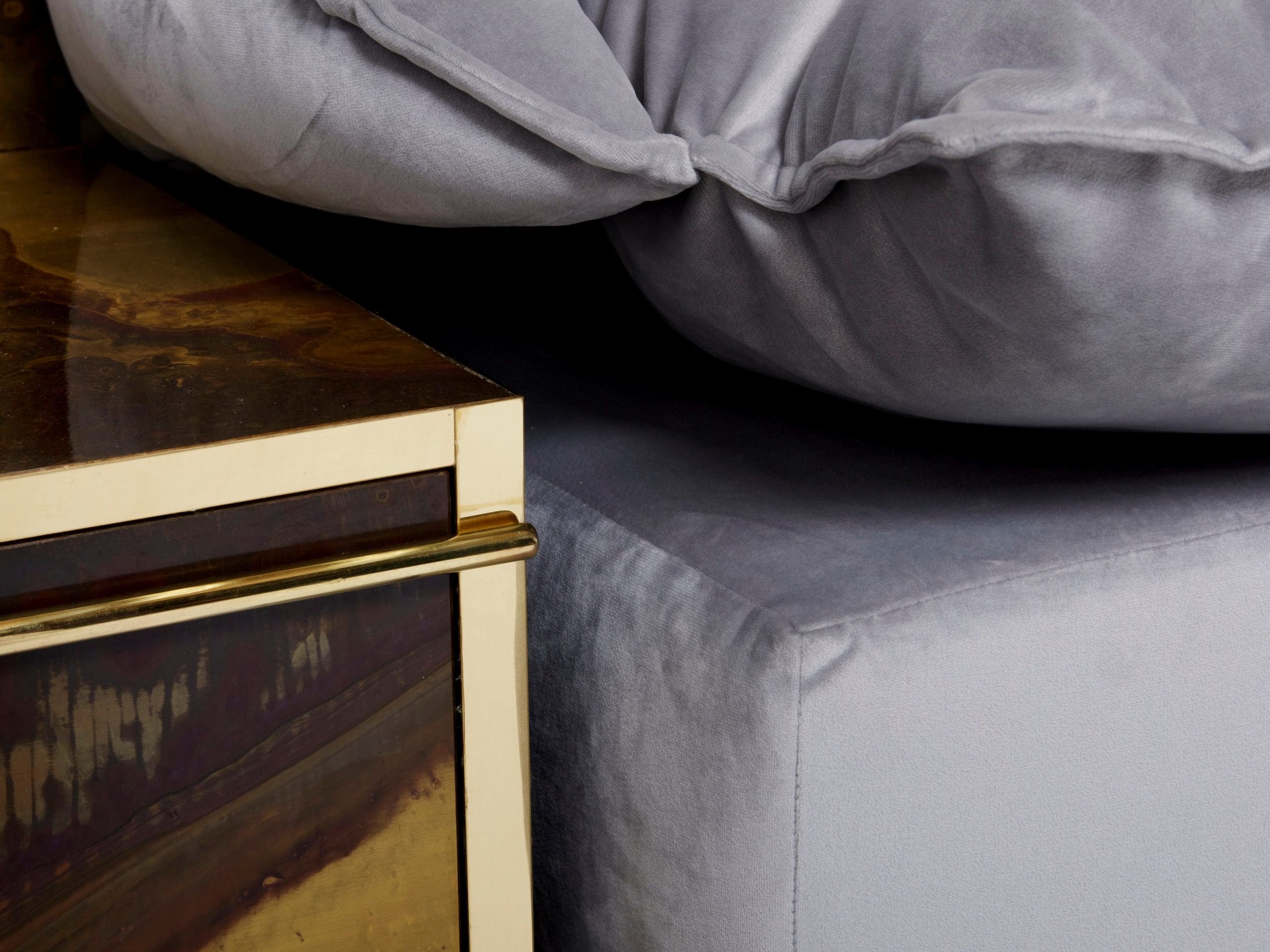 Sofa-lit en velours de laiton oxydé Isabelle & Richard Faure, années 1970