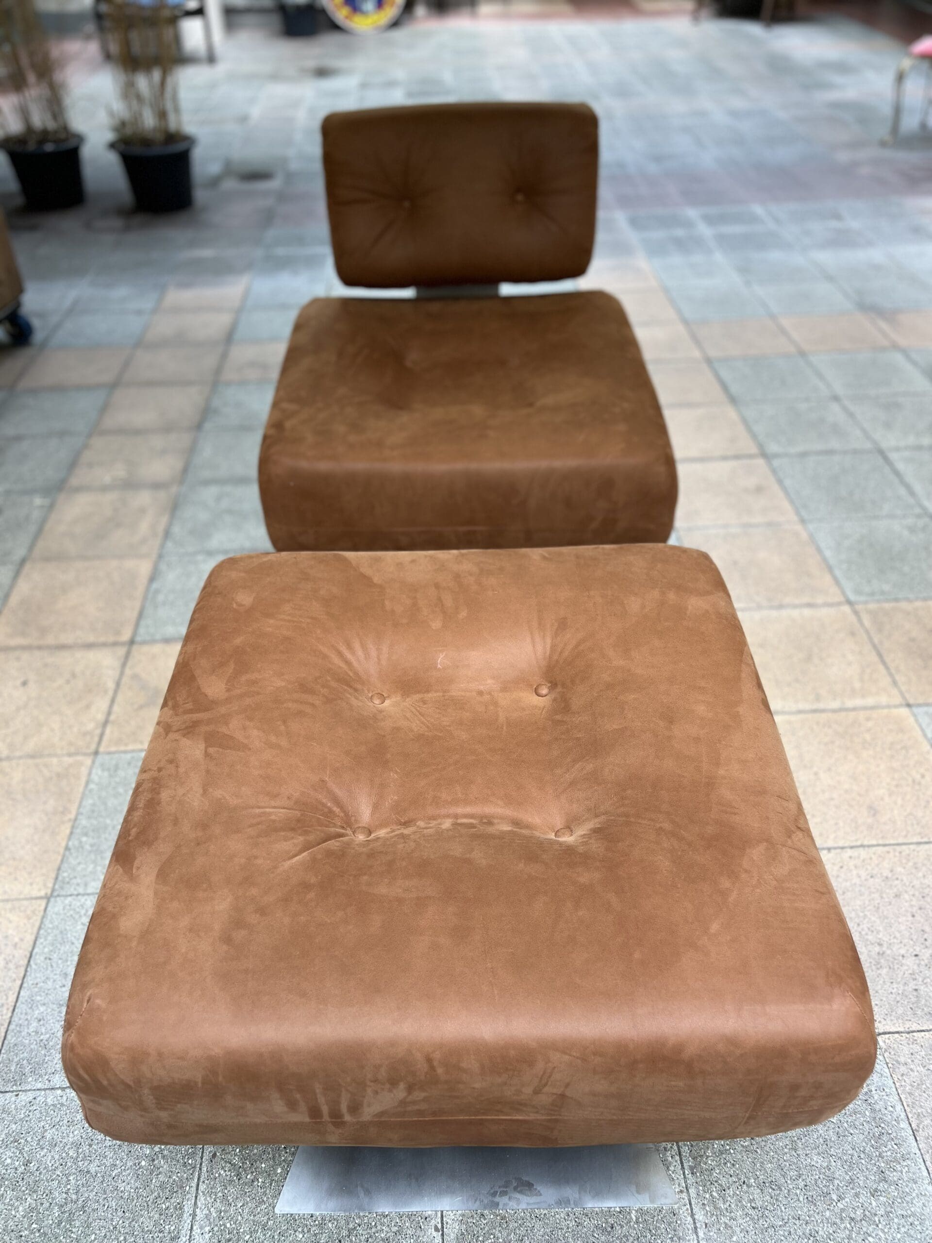 Fauteuil Alta d’Oscar Niemeyer : Ensemble Iconique avec Ottoman (1974)