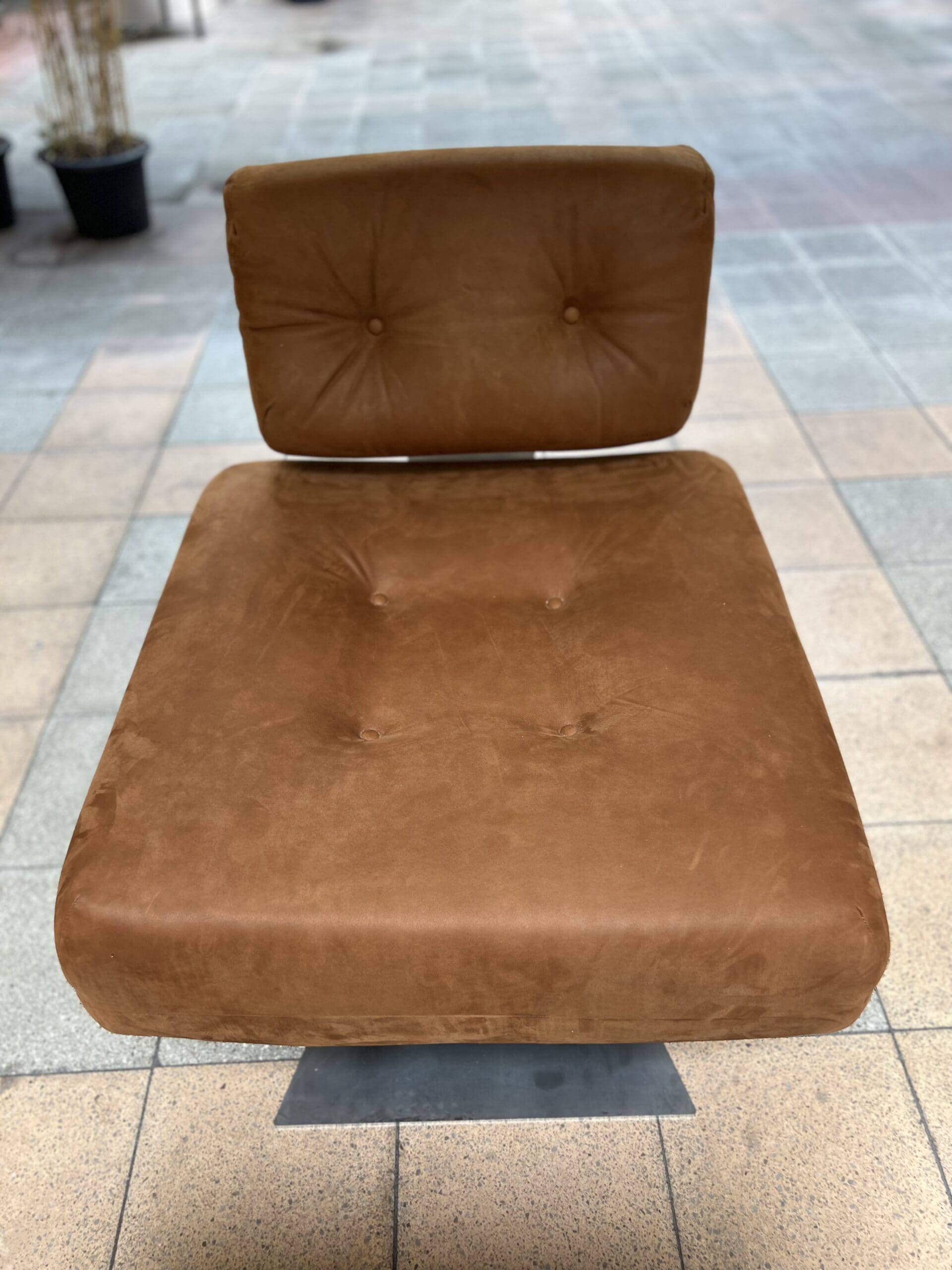 Fauteuil Alta d’Oscar Niemeyer : Ensemble Iconique avec Ottoman (1974)