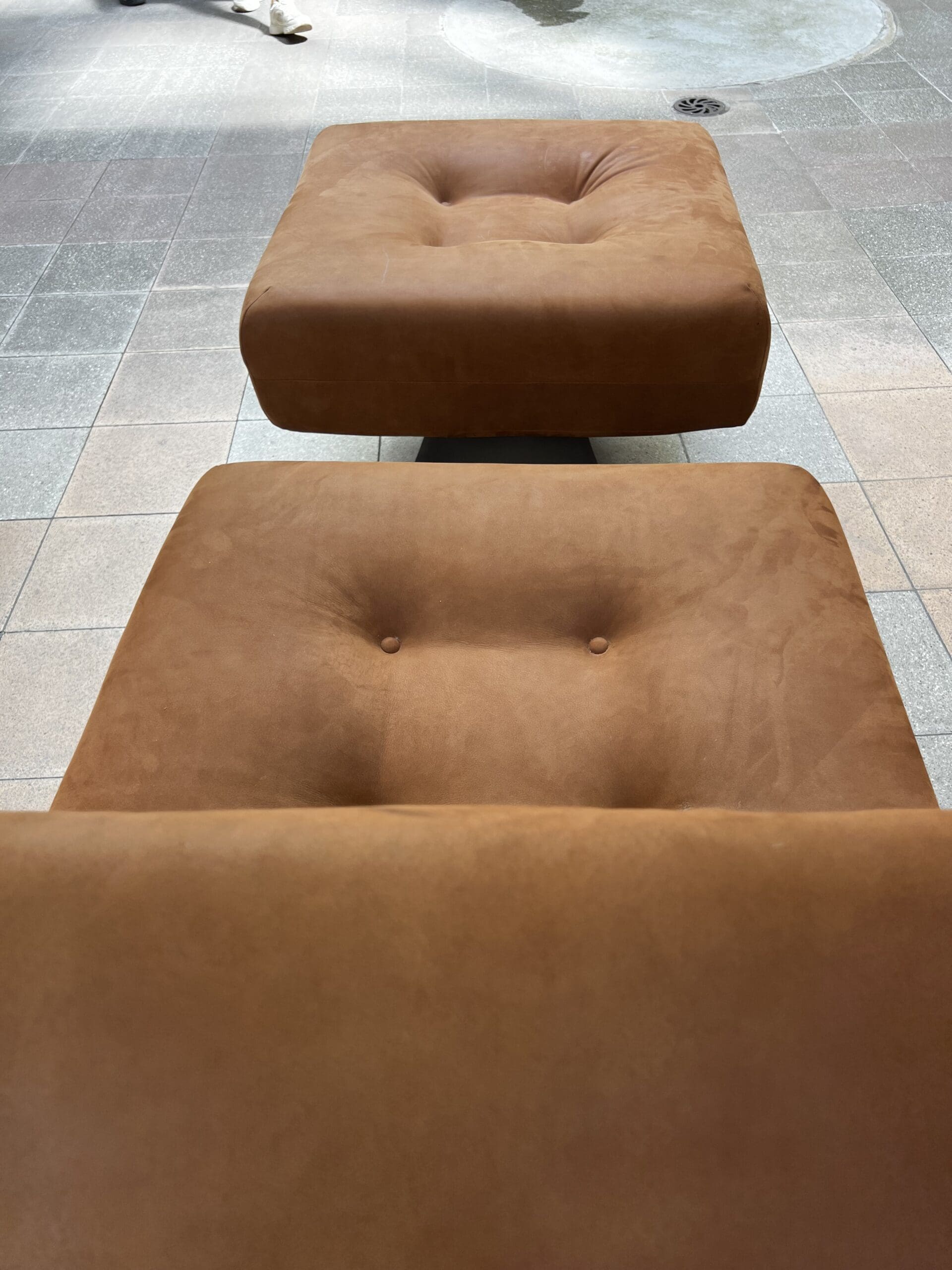 Fauteuil Alta d’Oscar Niemeyer : Ensemble Iconique avec Ottoman (1974)