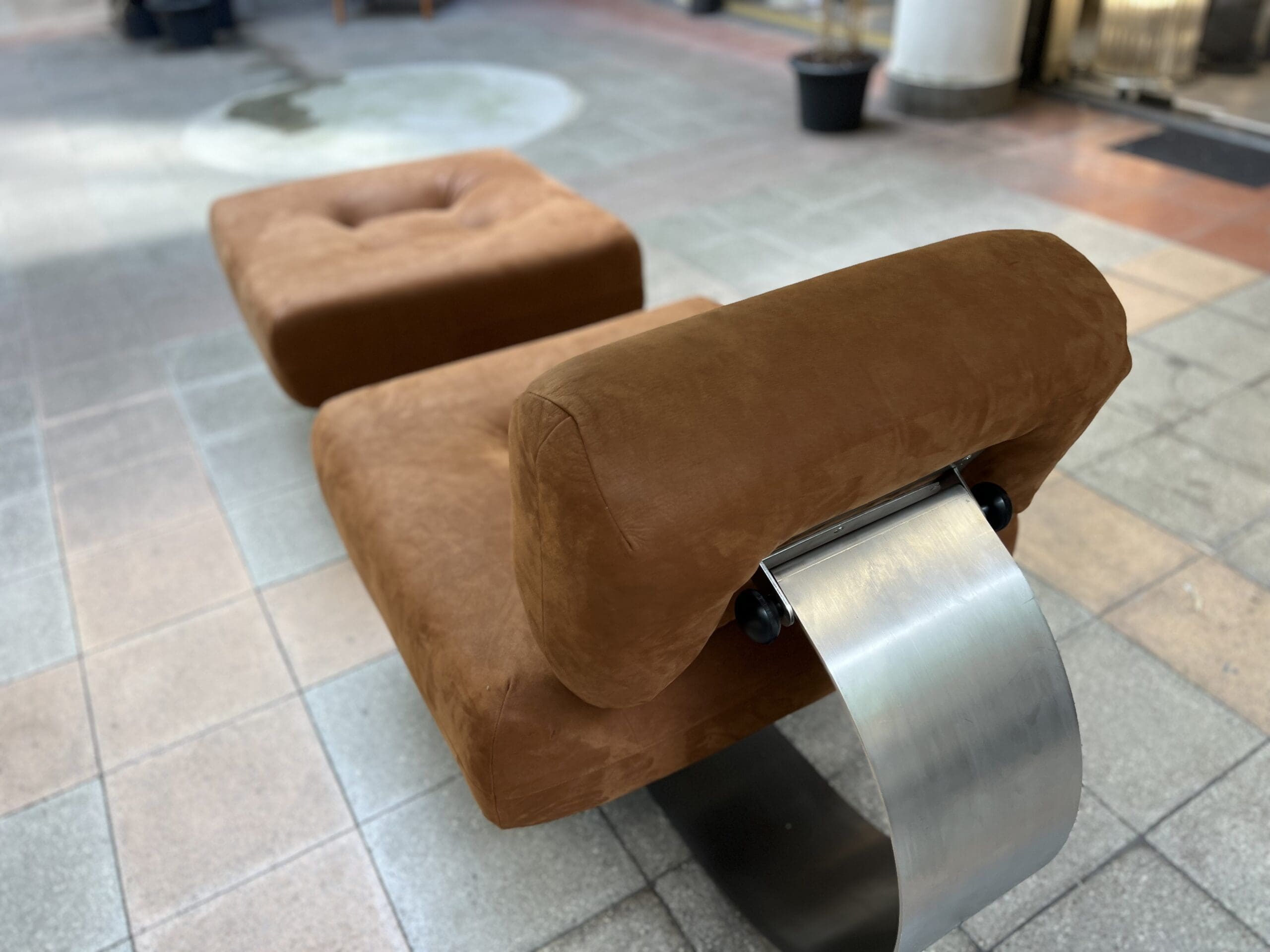 Fauteuil Alta d’Oscar Niemeyer : Ensemble Iconique avec Ottoman (1974)