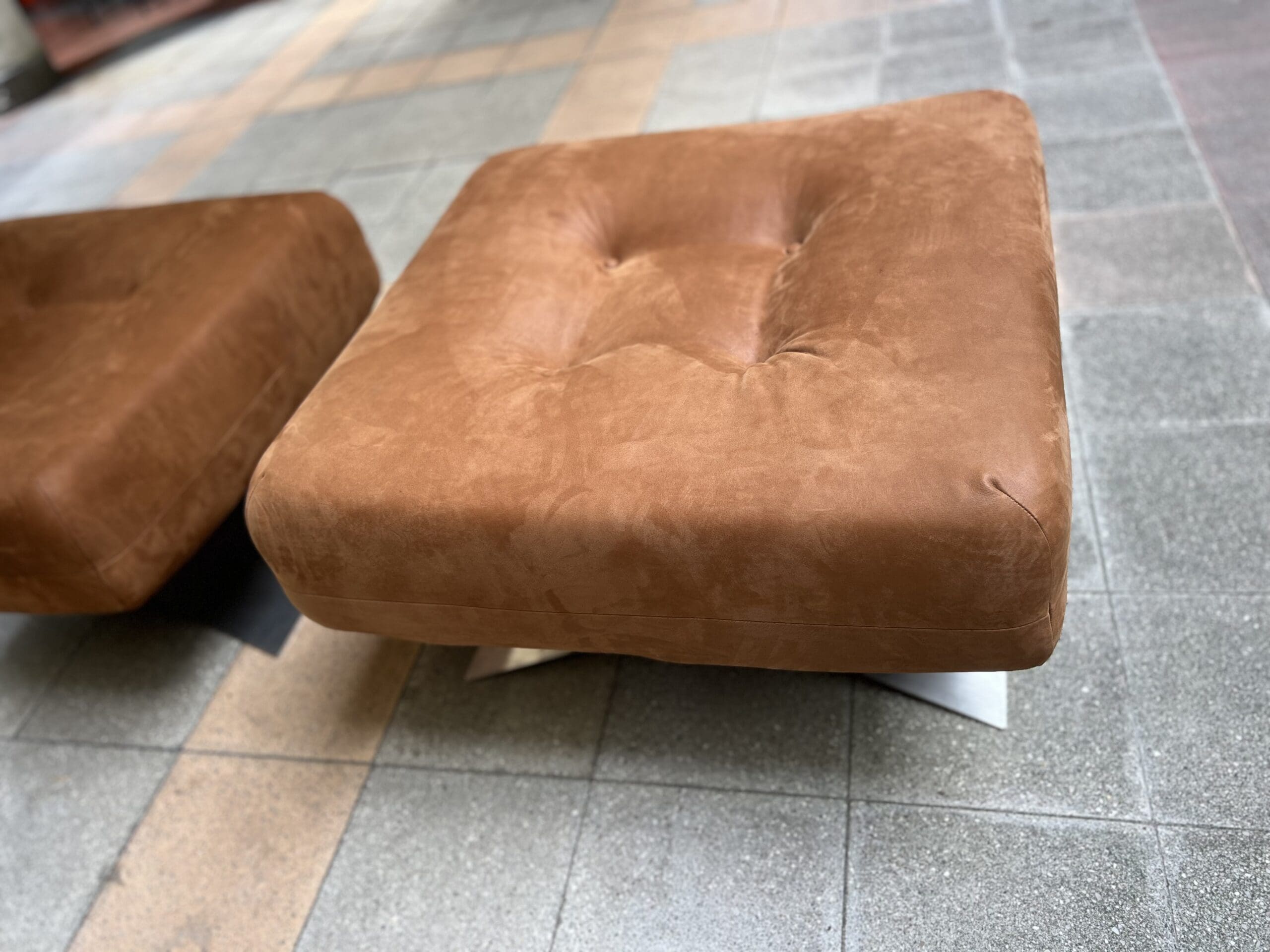 Fauteuil Alta d’Oscar Niemeyer : Ensemble Iconique avec Ottoman (1974)