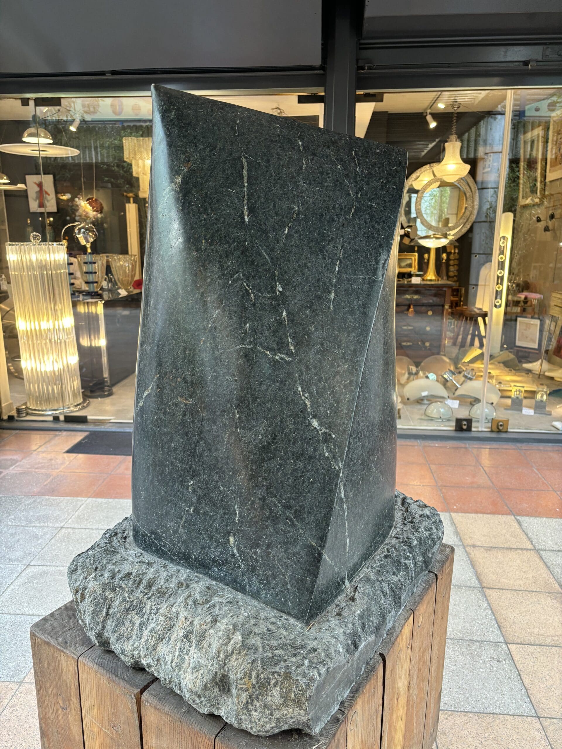 Sculpture « La Vague » d’Arden Scott en Marbre et Socle en Bois, Vers 1990