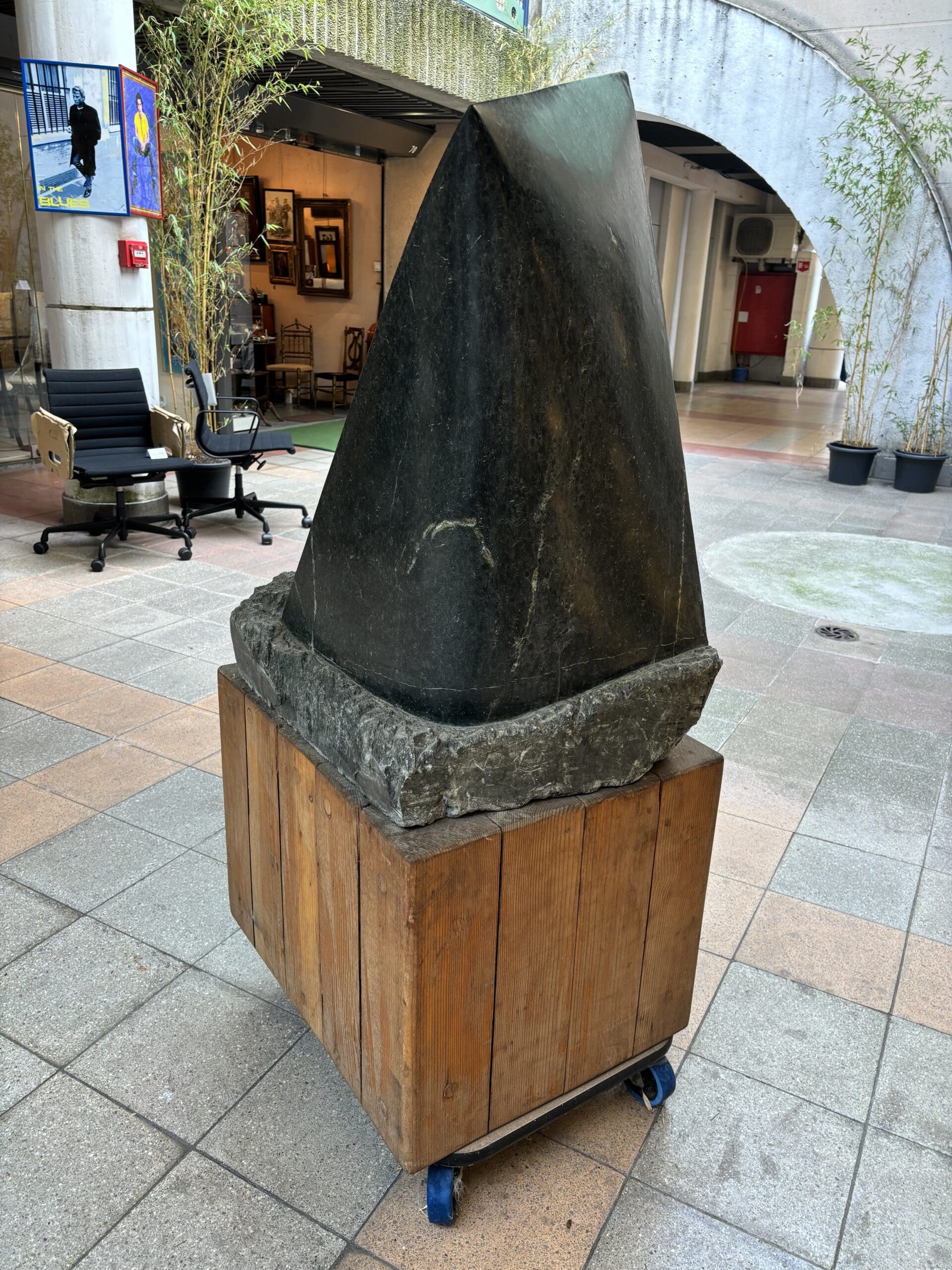 Sculpture « La Vague » d’Arden Scott en Marbre et Socle en Bois, Vers 1990