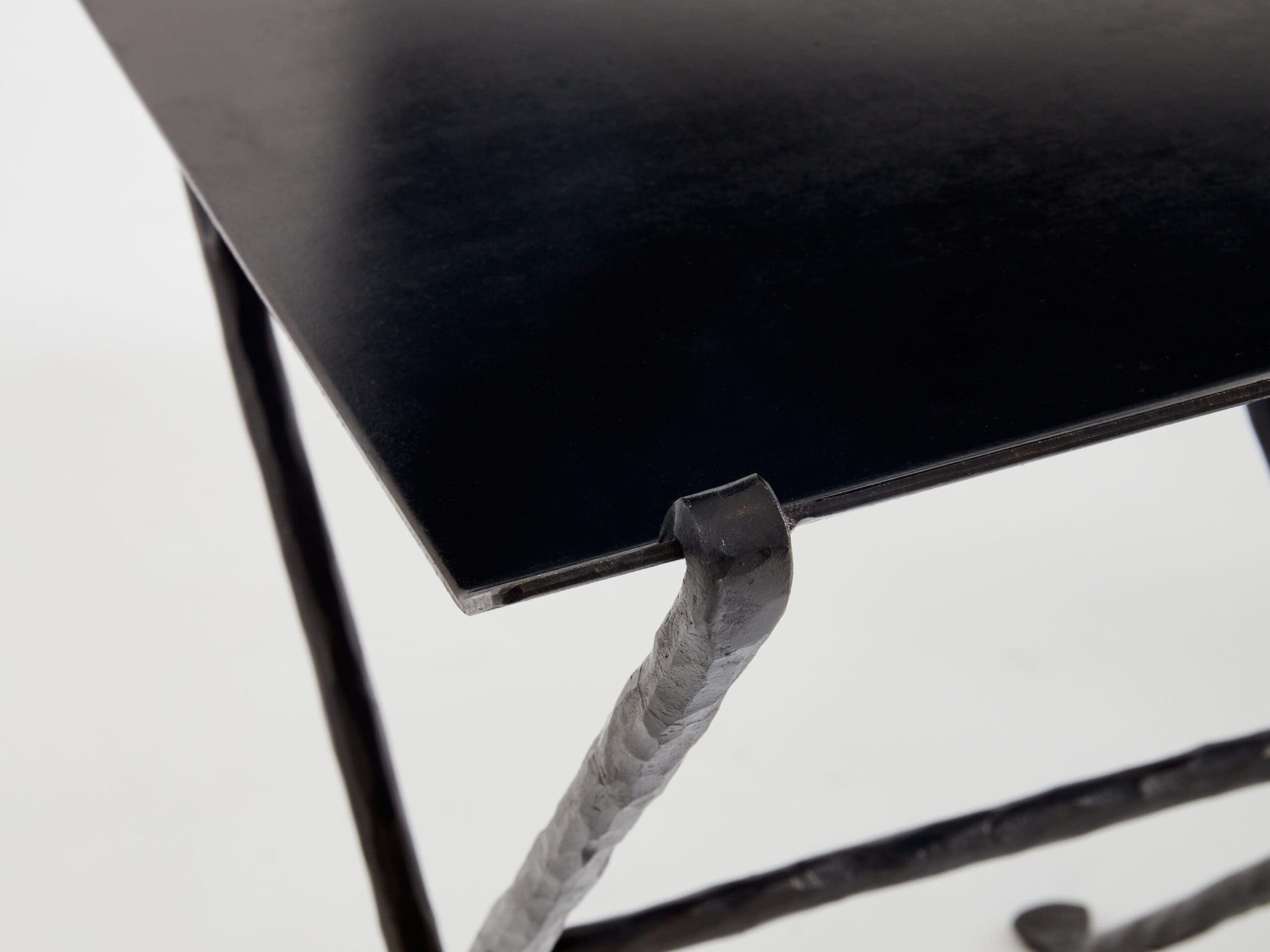 Table d’appoint Isis par Garouste & Bonetti : Un chef-d’œuvre brutaliste en fer forgé