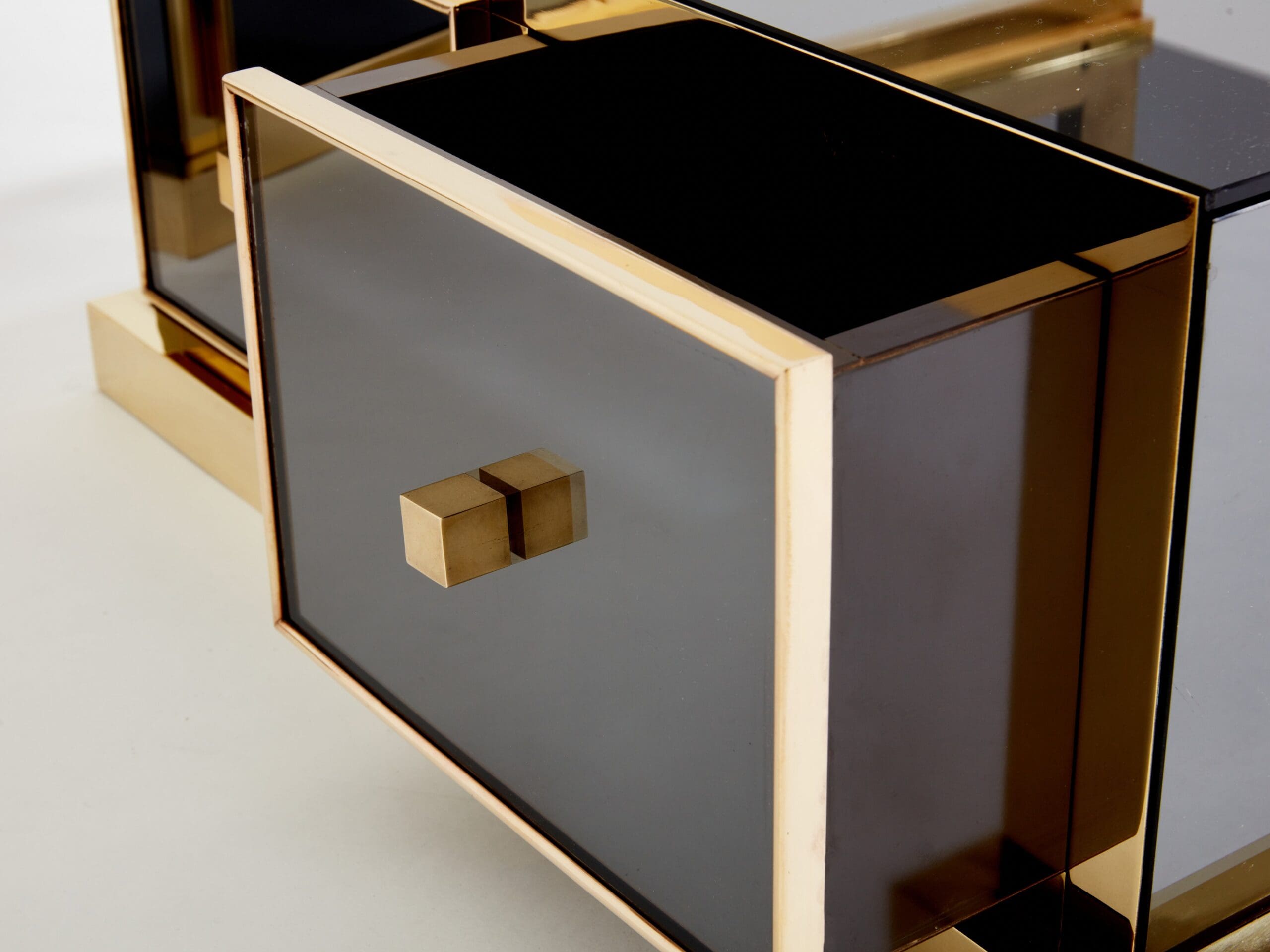 Tables de chevet en laiton et miroir fumé par Michel Pigneres : Joyaux du design français des années 70
