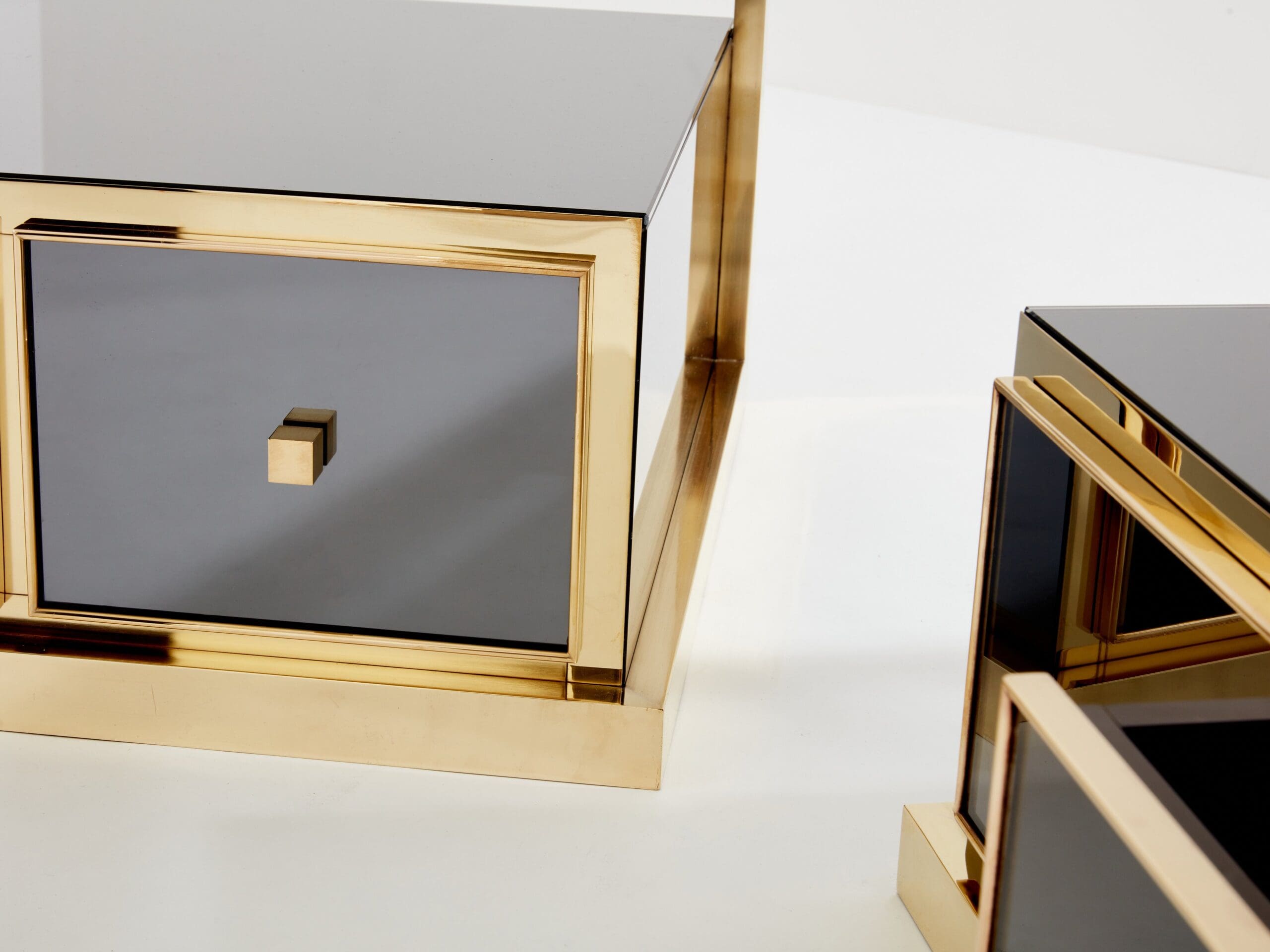 Tables de chevet en laiton et miroir fumé par Michel Pigneres : Joyaux du design français des années 70