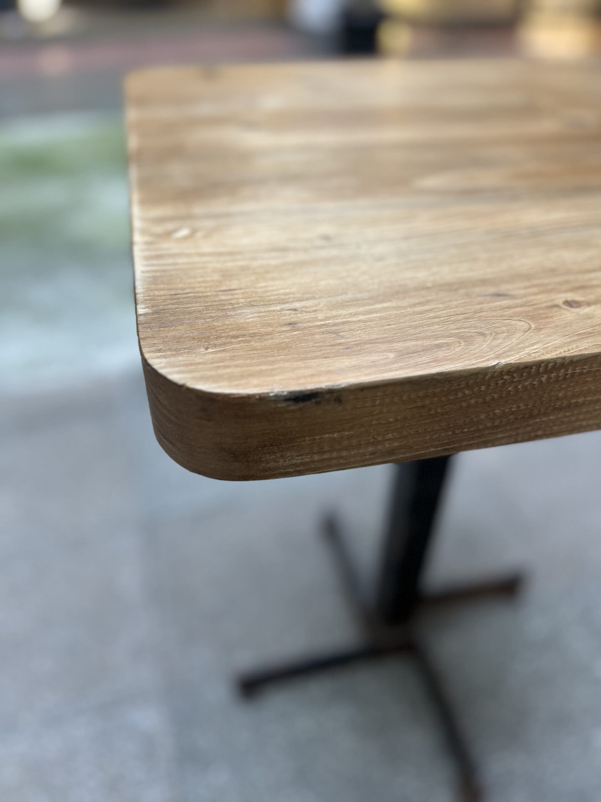 Table Charlotte Perriand : Modèle Emblématique des Arcs, 1969