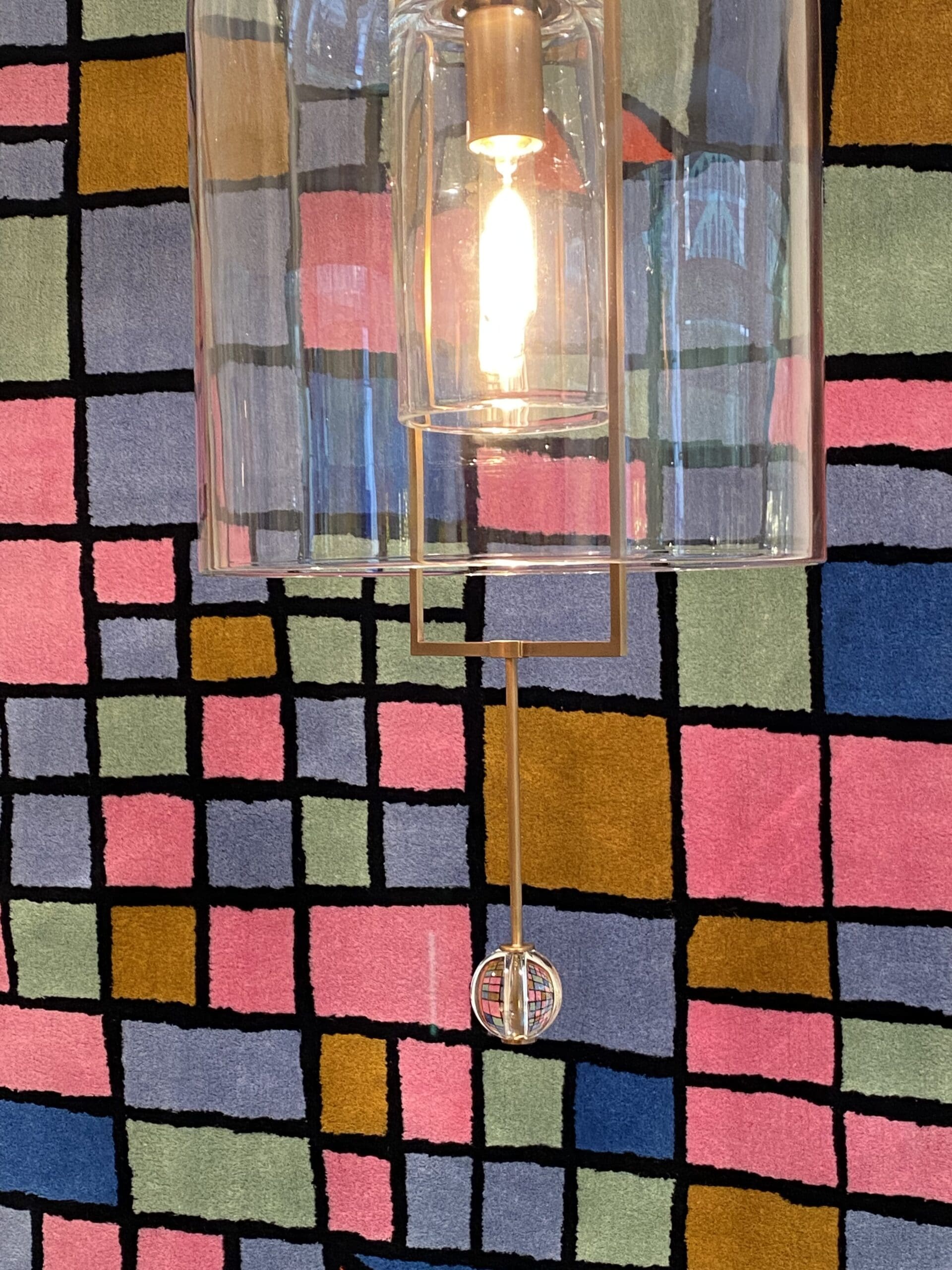 Lustre Fulcrum Lanterne : Alliance de Laiton et de Verre Soufflé Artisanal