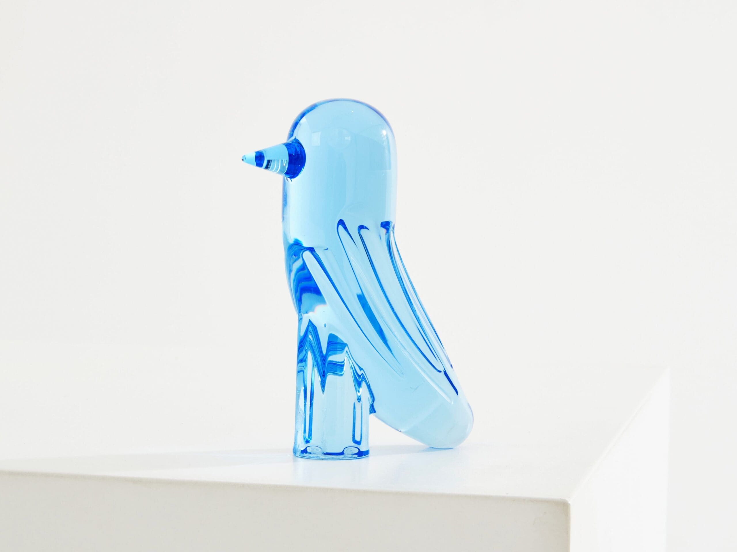 Oiseau en Cristal Bleu Faunacrystopolis : Une Création Poétique de Jaime Hayon pour Baccarat