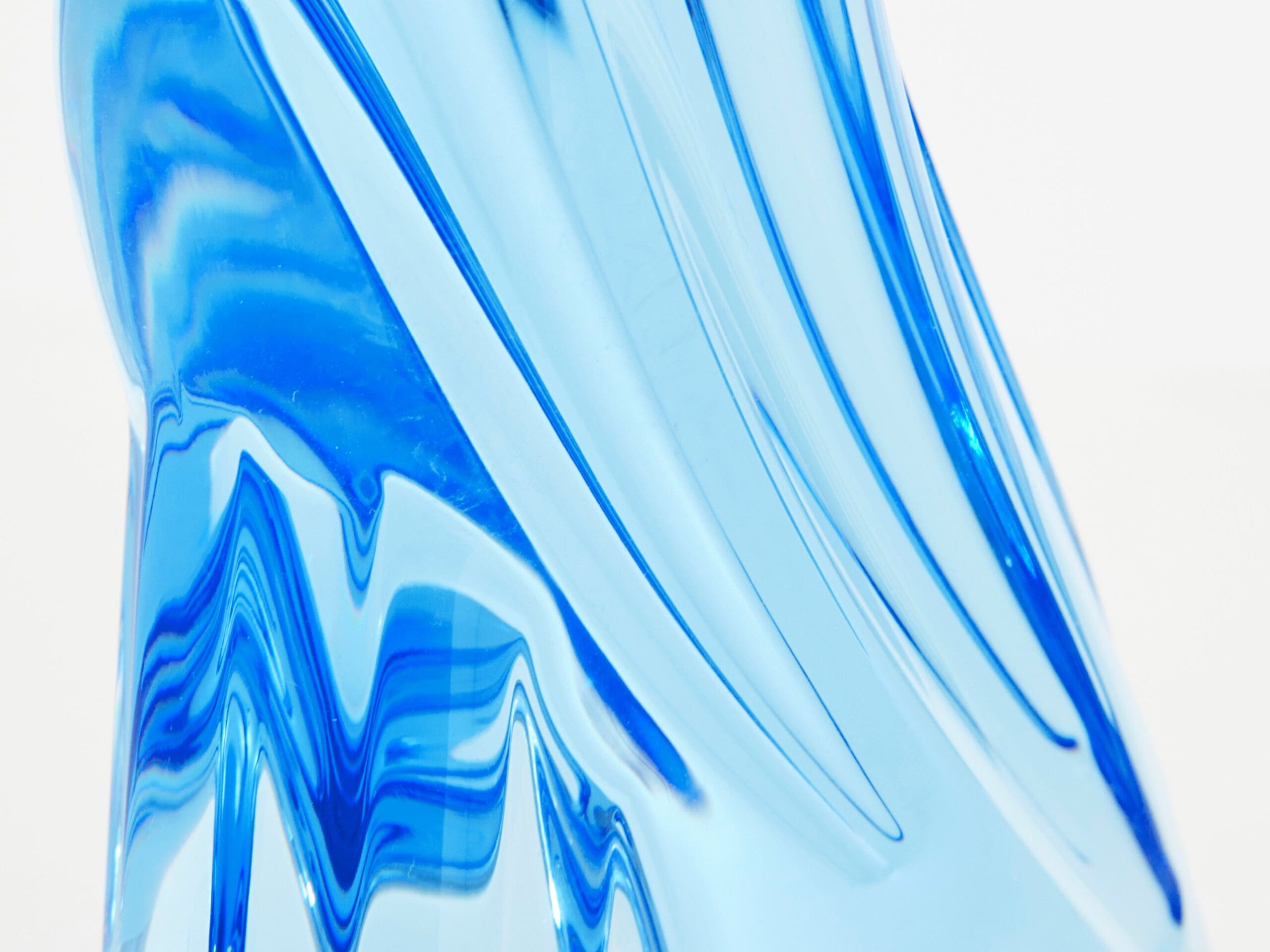 Oiseau en Cristal Bleu Faunacrystopolis : Une Création Poétique de Jaime Hayon pour Baccarat