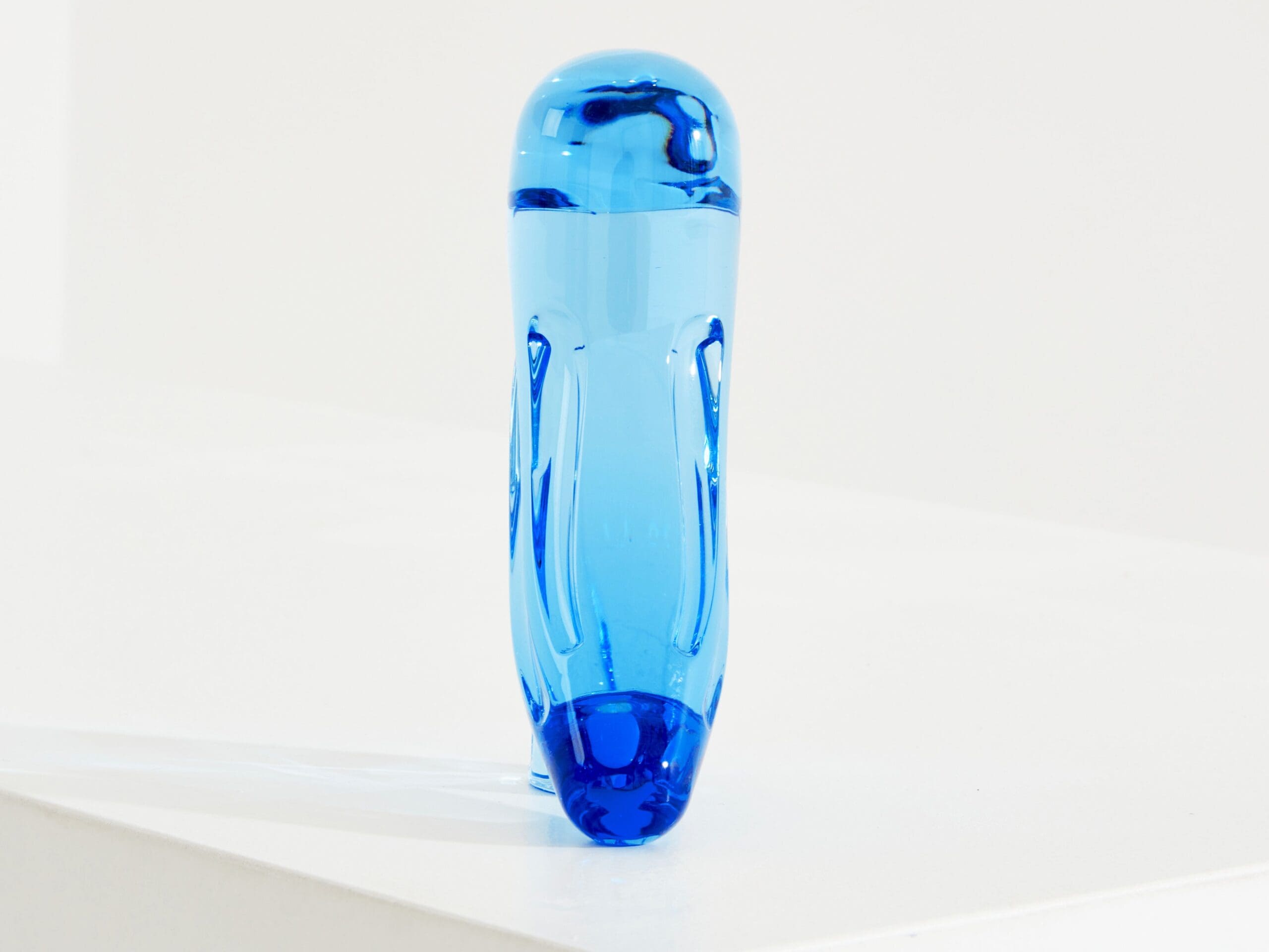 Oiseau en Cristal Bleu Faunacrystopolis : Une Création Poétique de Jaime Hayon pour Baccarat