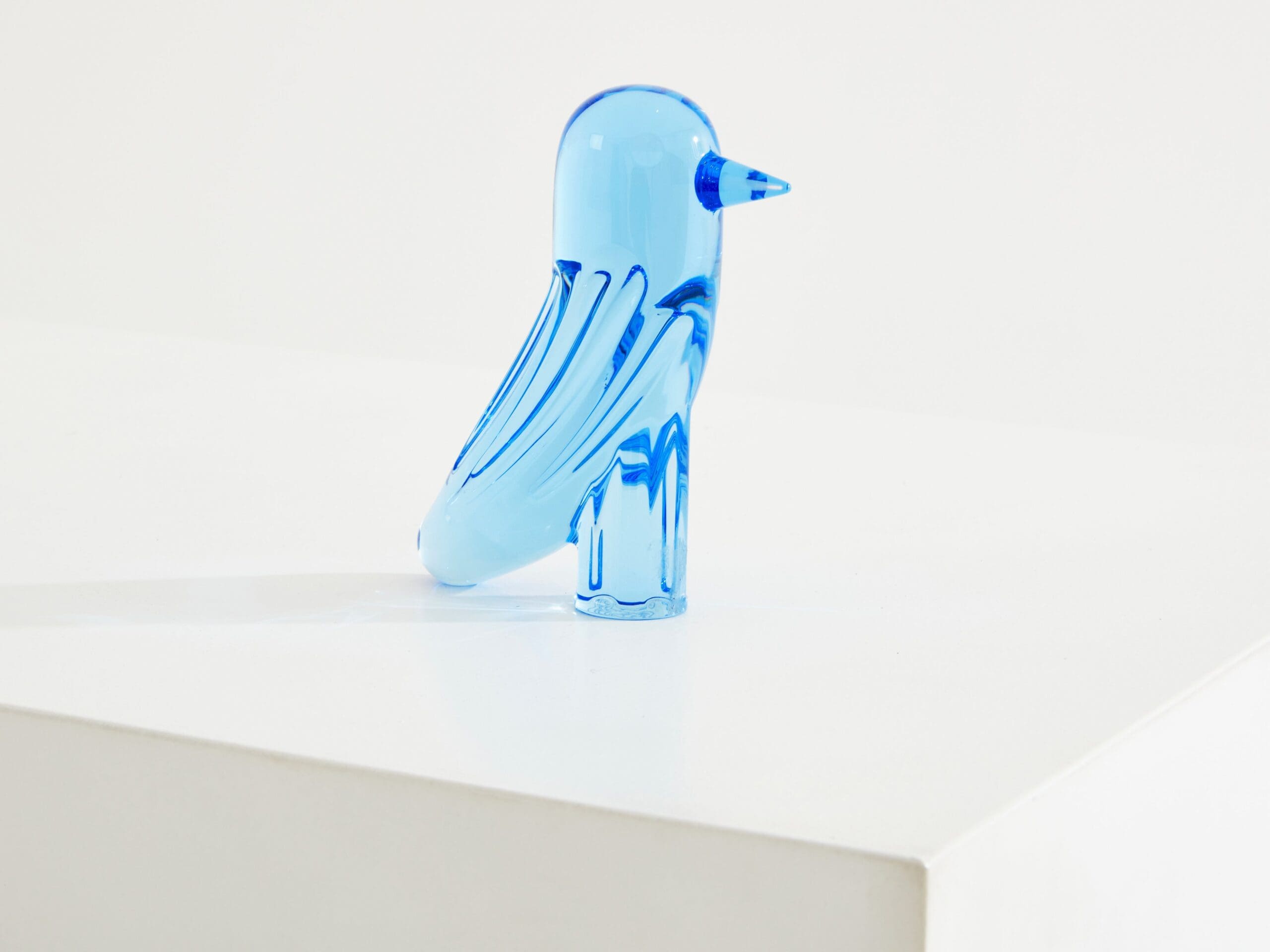 Oiseau en Cristal Bleu Faunacrystopolis : Une Création Poétique de Jaime Hayon pour Baccarat