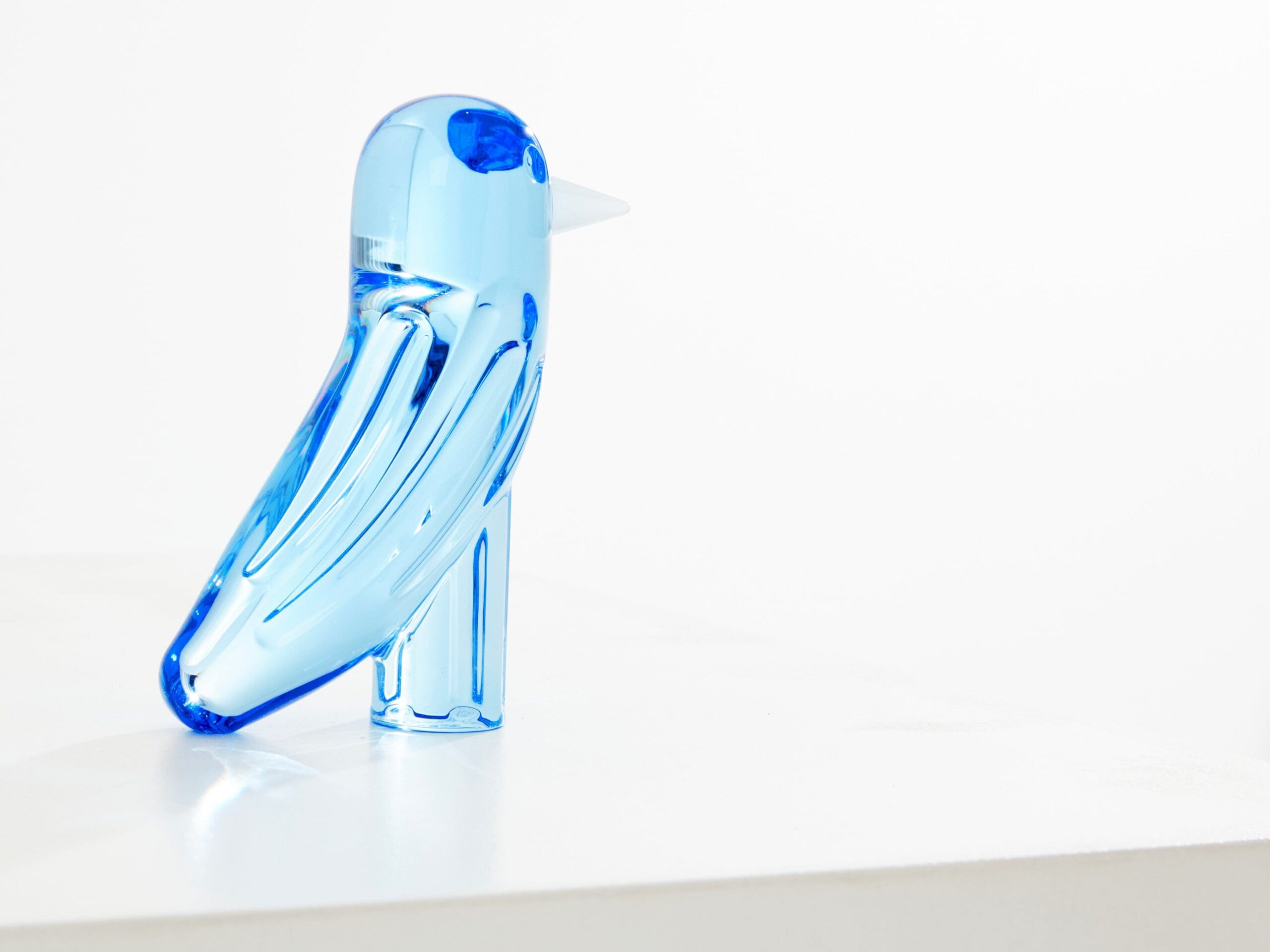 Oiseau en Cristal Bleu Faunacrystopolis : Une Création Poétique de Jaime Hayon pour Baccarat