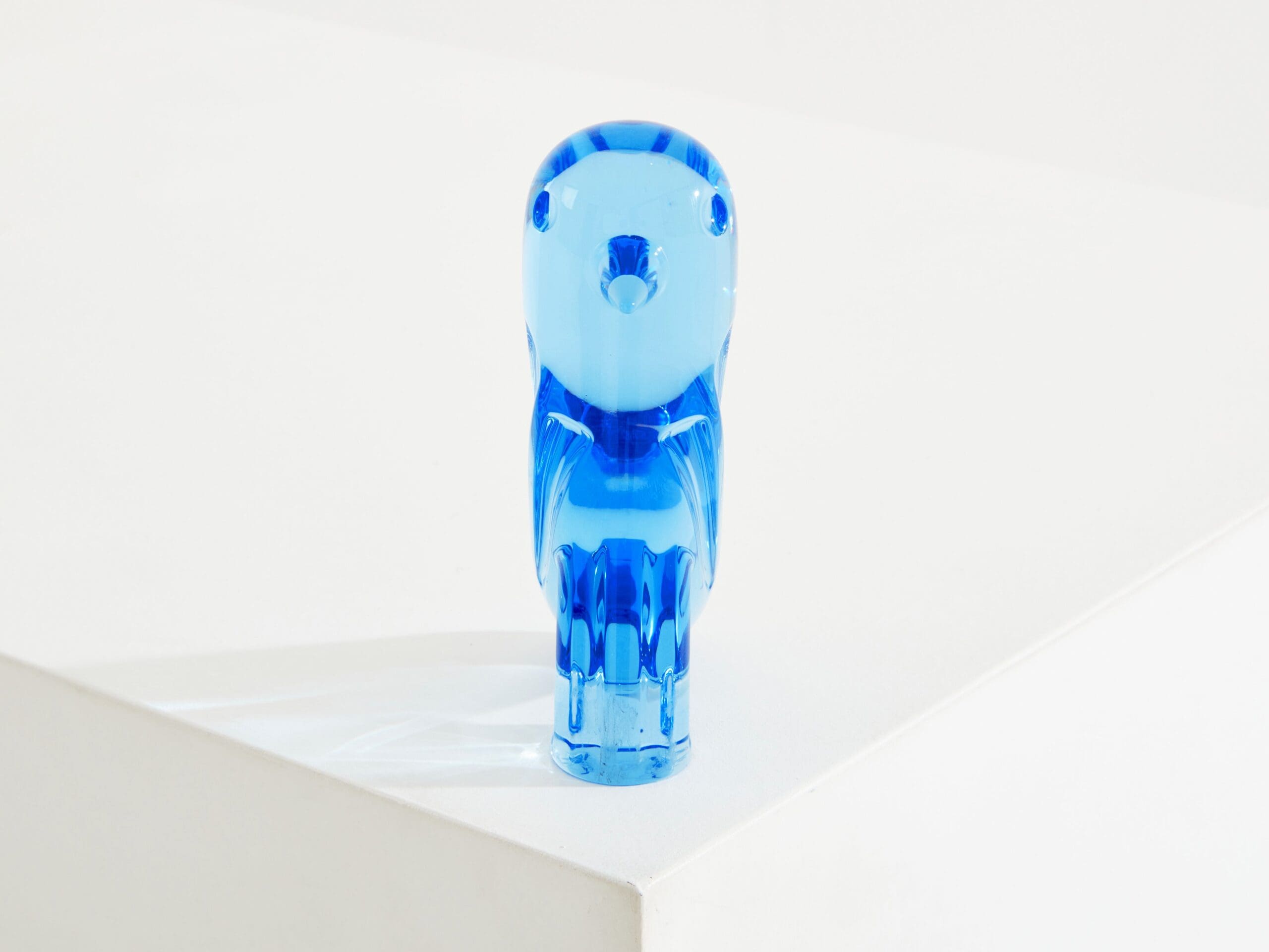 Oiseau en Cristal Bleu Faunacrystopolis : Une Création Poétique de Jaime Hayon pour Baccarat