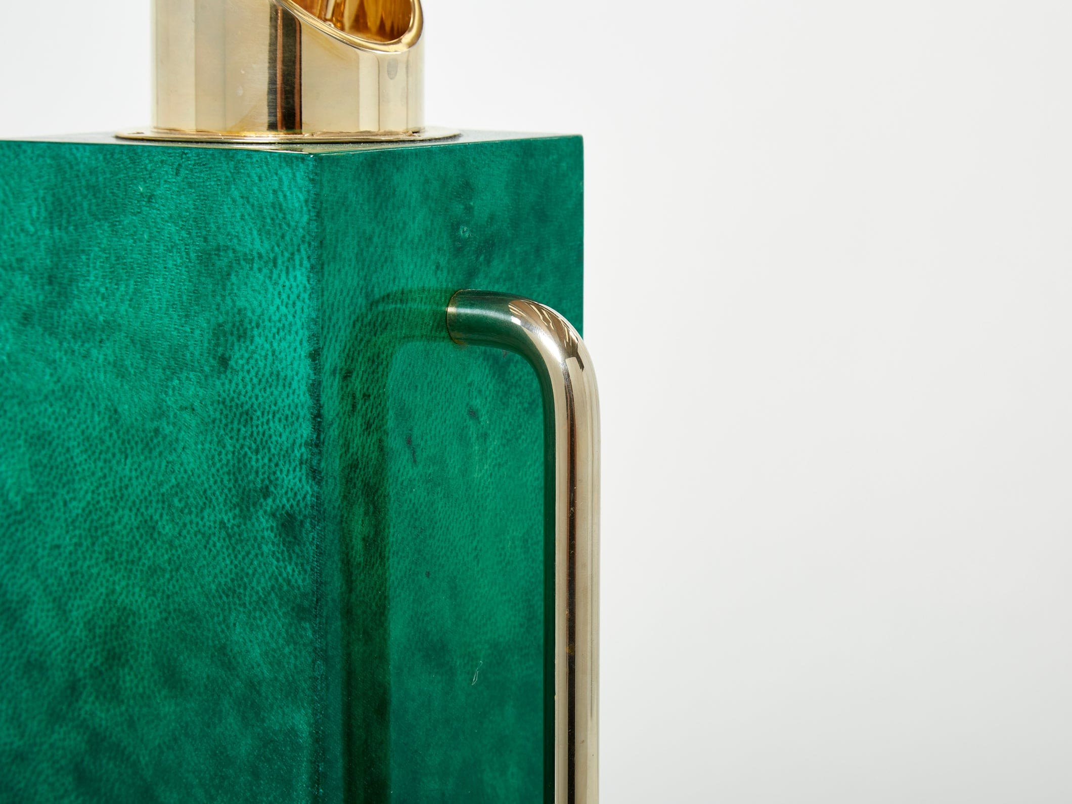 Pichet Thermos en Parchemin Vert et Laiton par Aldo Tura : Joyau du Design Italien des Années 60