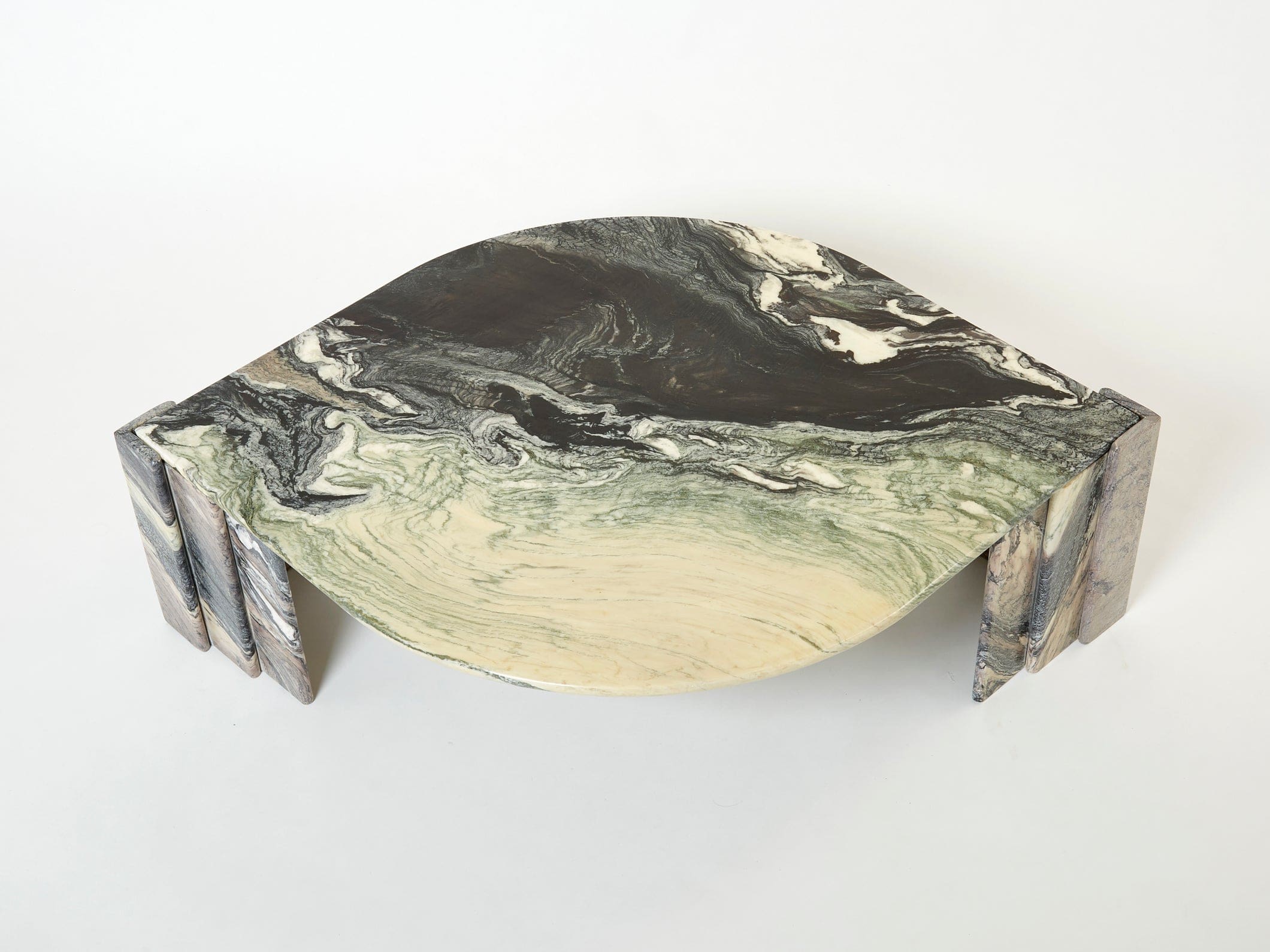 Table Basse « Œil » en Marbre Sicilien : Une Sculpture Naturelle des Années 70