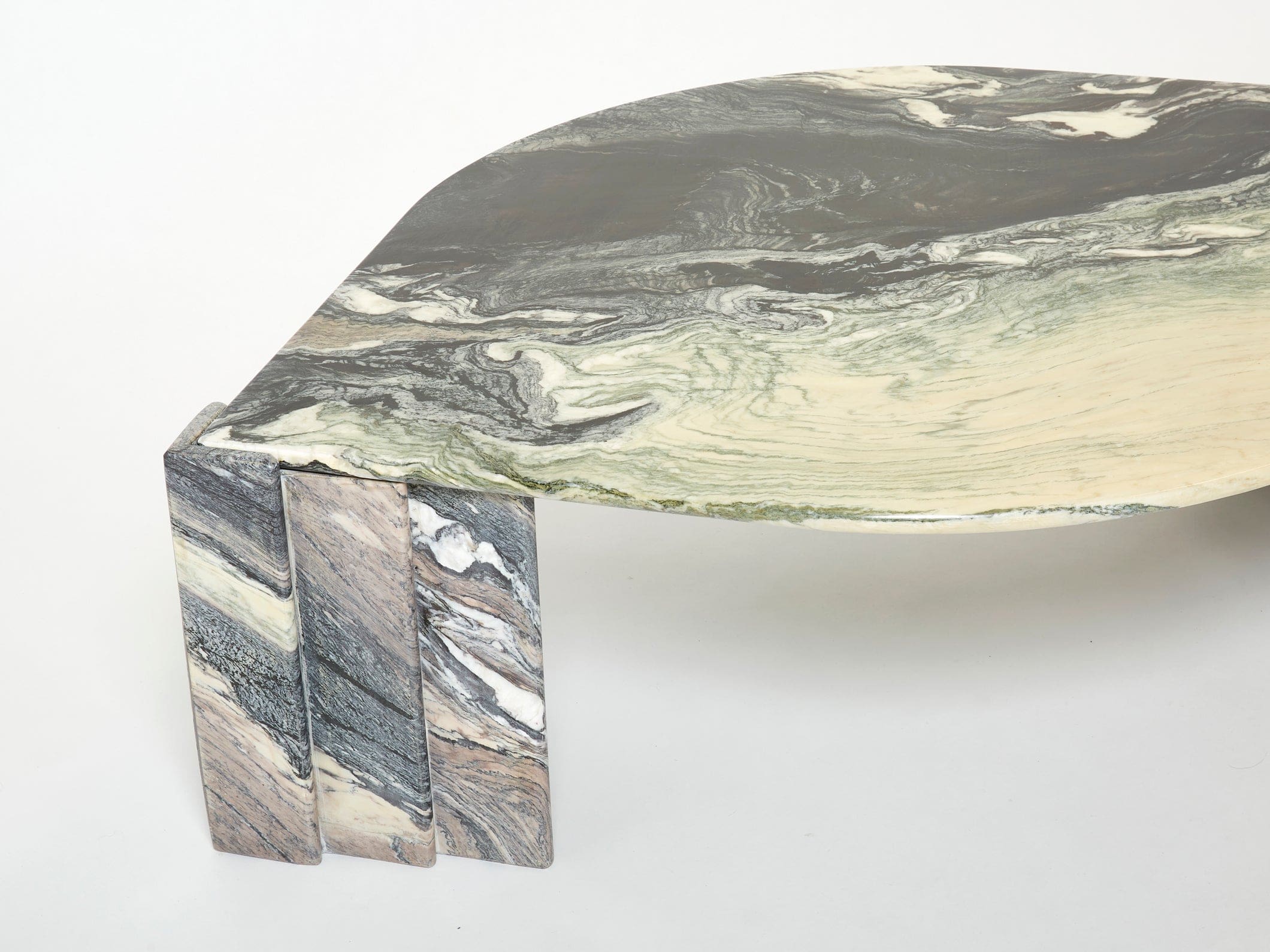 Table Basse « Œil » en Marbre Sicilien : Une Sculpture Naturelle des Années 70
