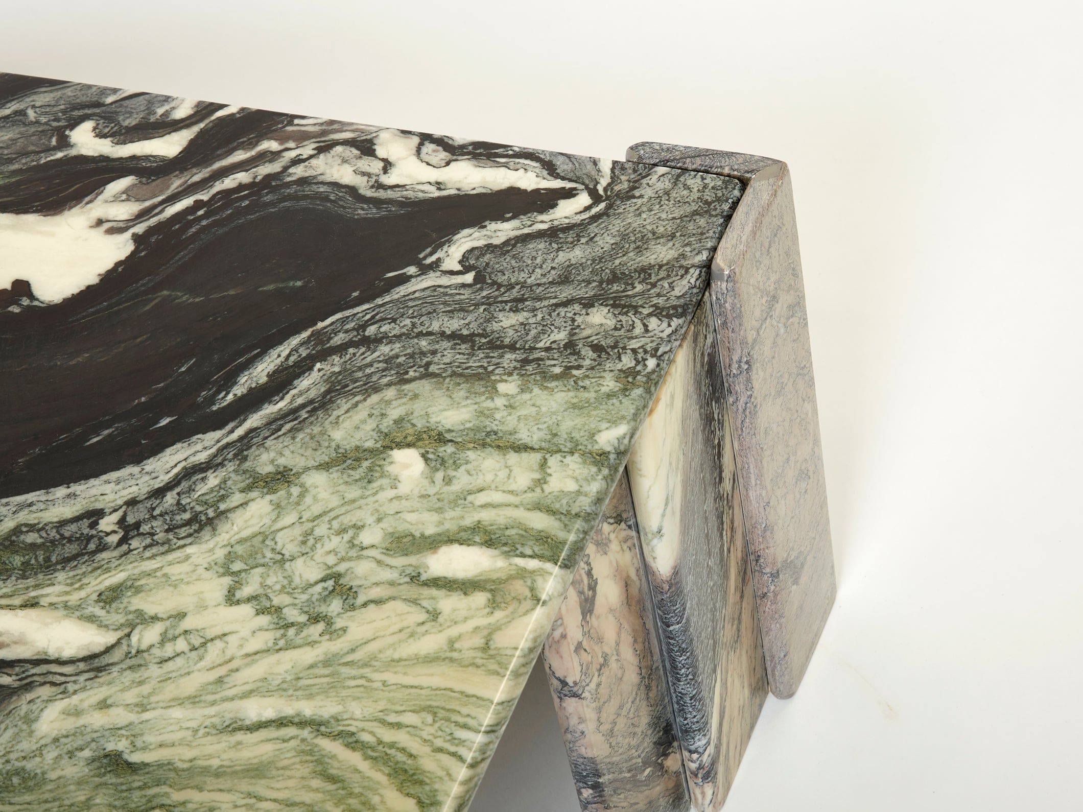 Table Basse « Œil » en Marbre Sicilien : Une Sculpture Naturelle des Années 70