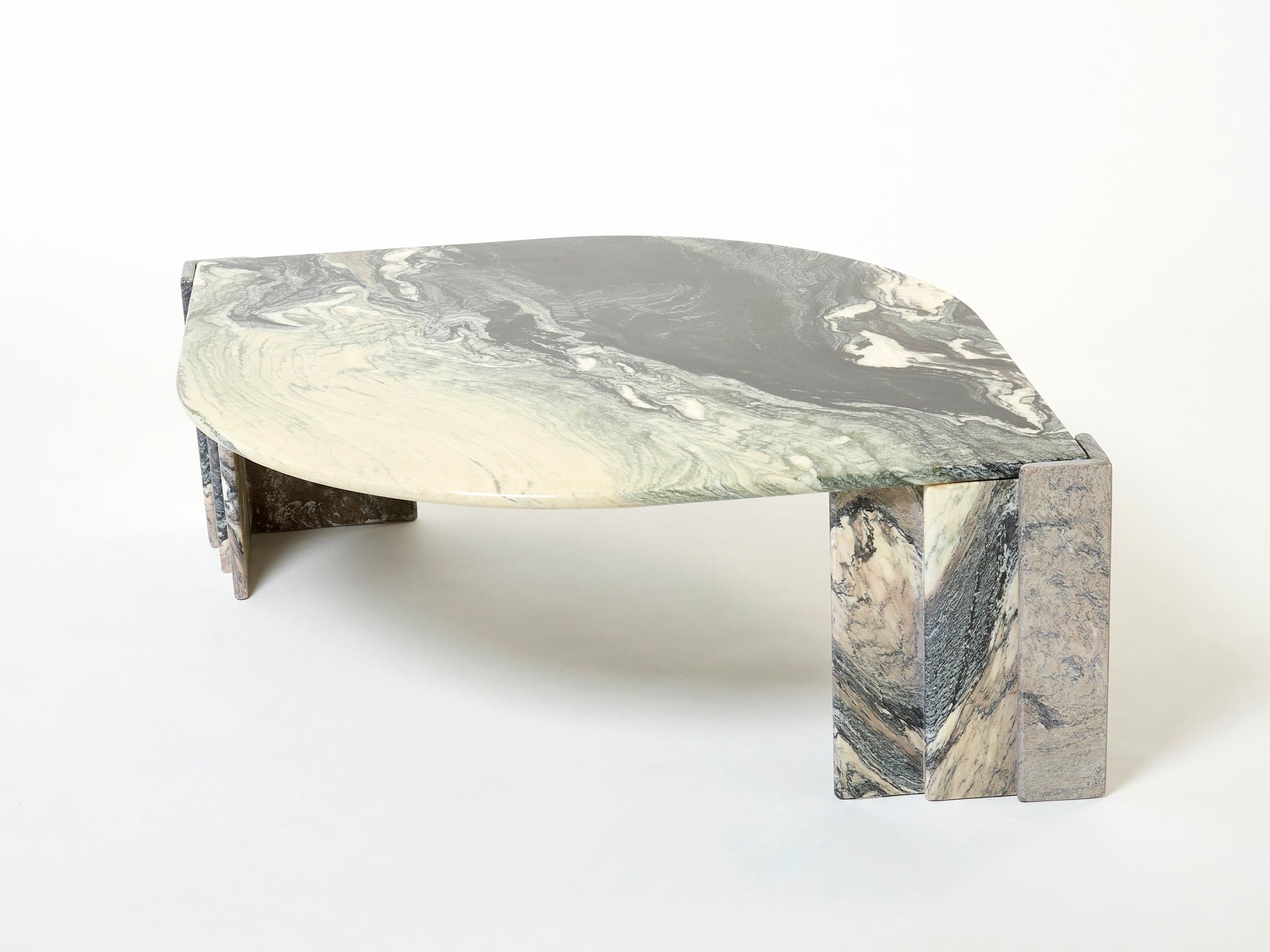 Table Basse « Œil » en Marbre Sicilien : Une Sculpture Naturelle des Années 70