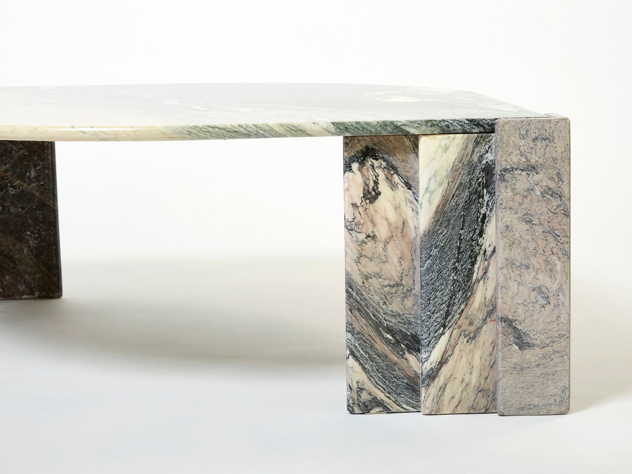 Table Basse « Œil » en Marbre Sicilien : Une Sculpture Naturelle des Années 70