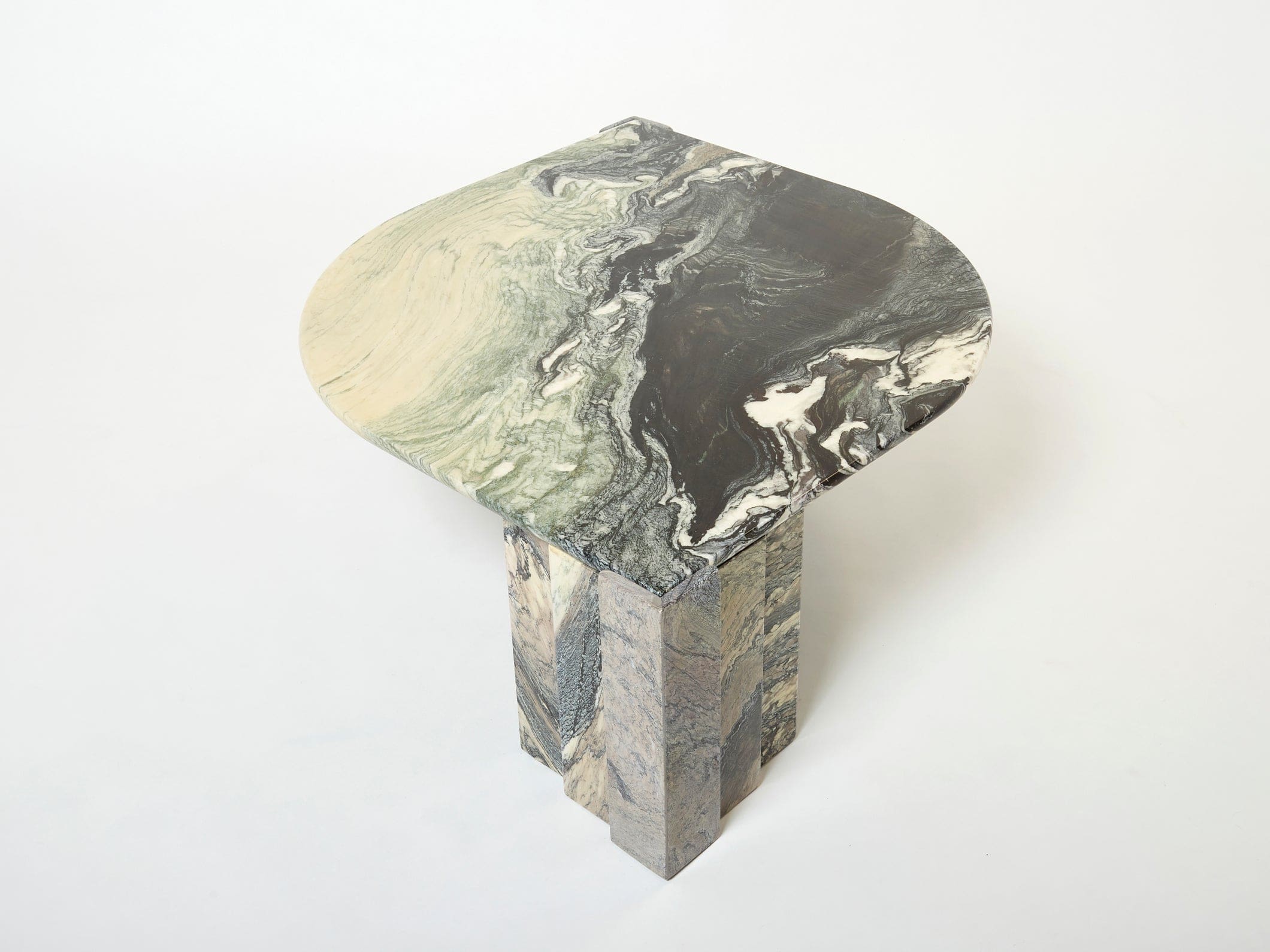 Table Basse « Œil » en Marbre Sicilien : Une Sculpture Naturelle des Années 70