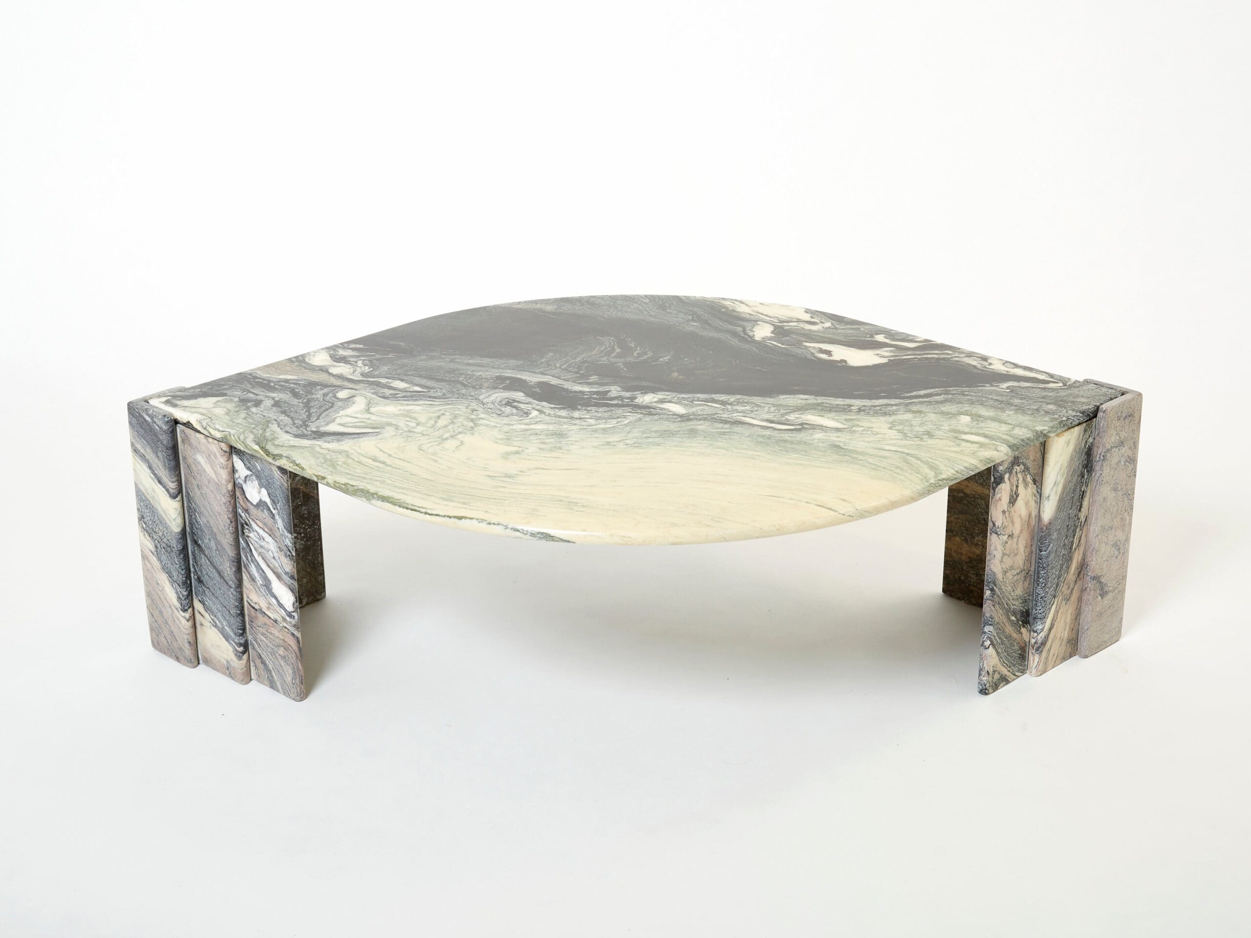 Table Basse « Œil » en Marbre Sicilien : Une Sculpture Naturelle des Années 70