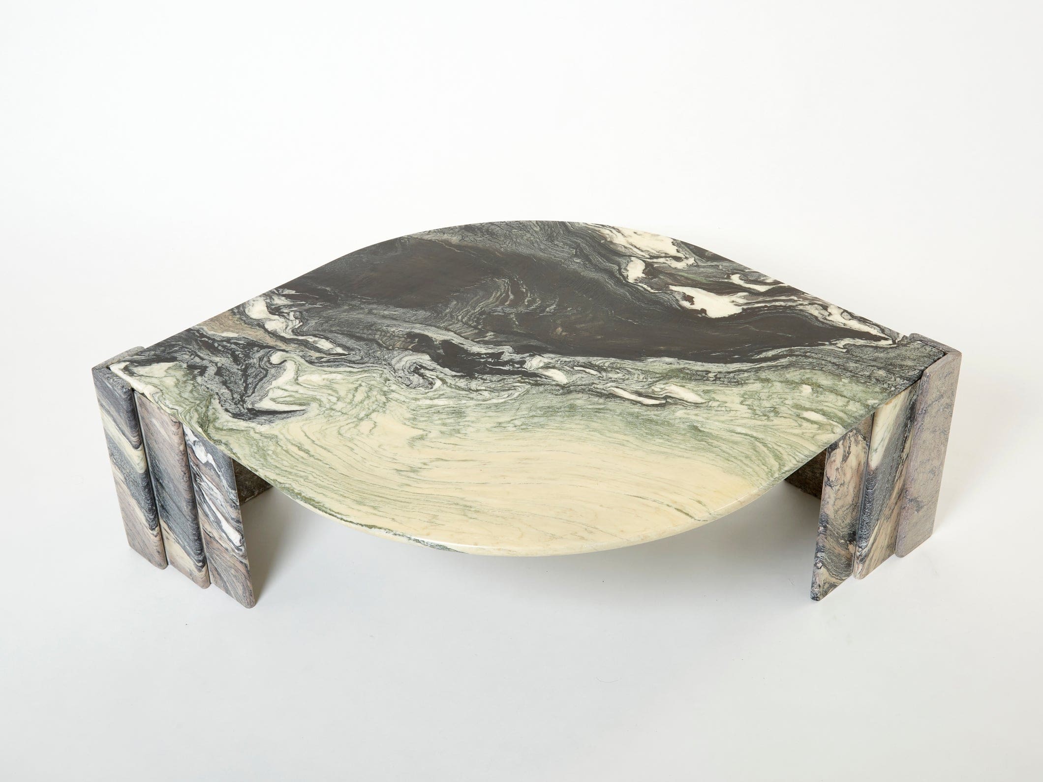 Table Basse « Œil » en Marbre Sicilien : Une Sculpture Naturelle des Années 70