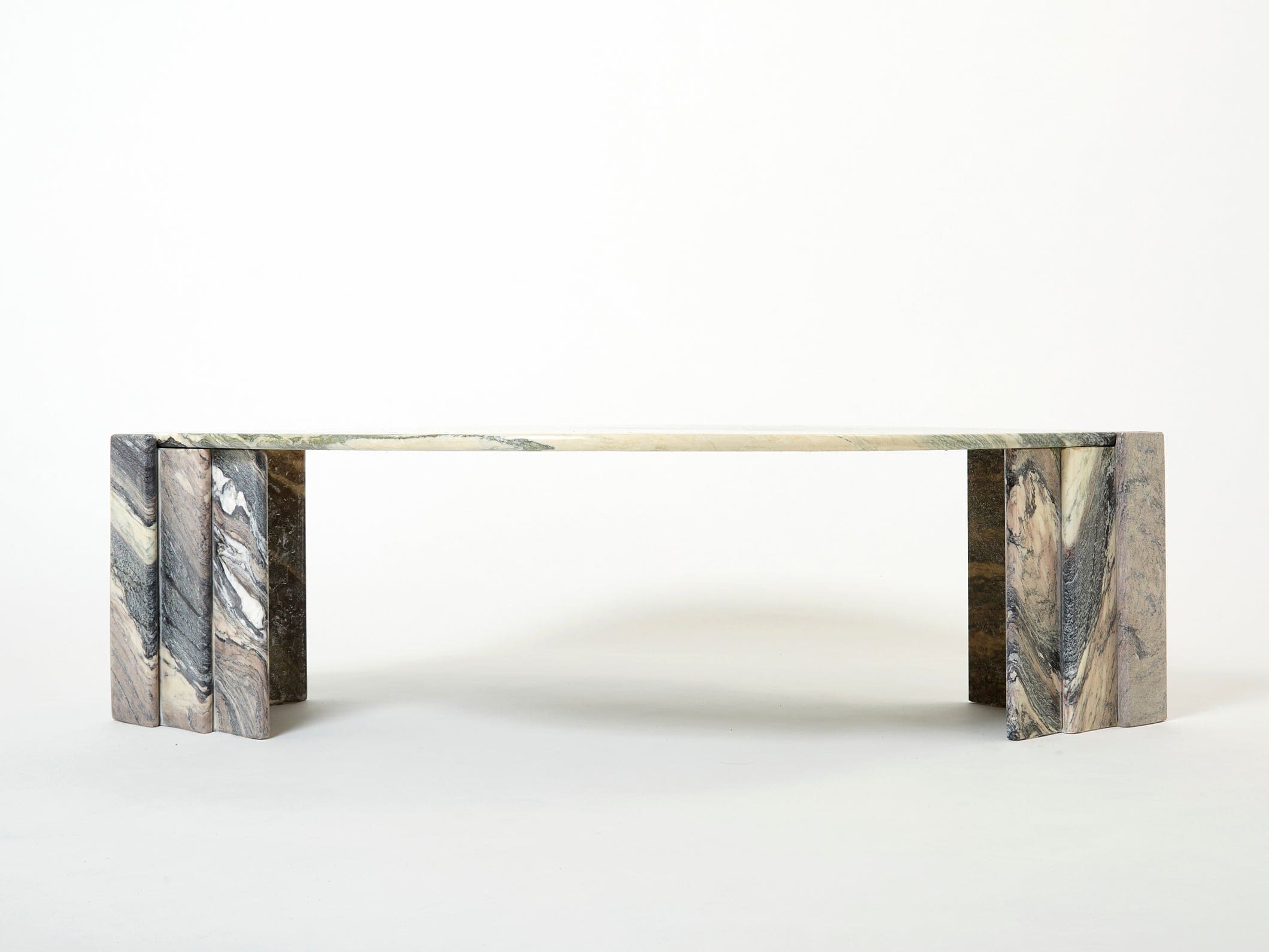 Table Basse « Œil » en Marbre Sicilien : Une Sculpture Naturelle des Années 70
