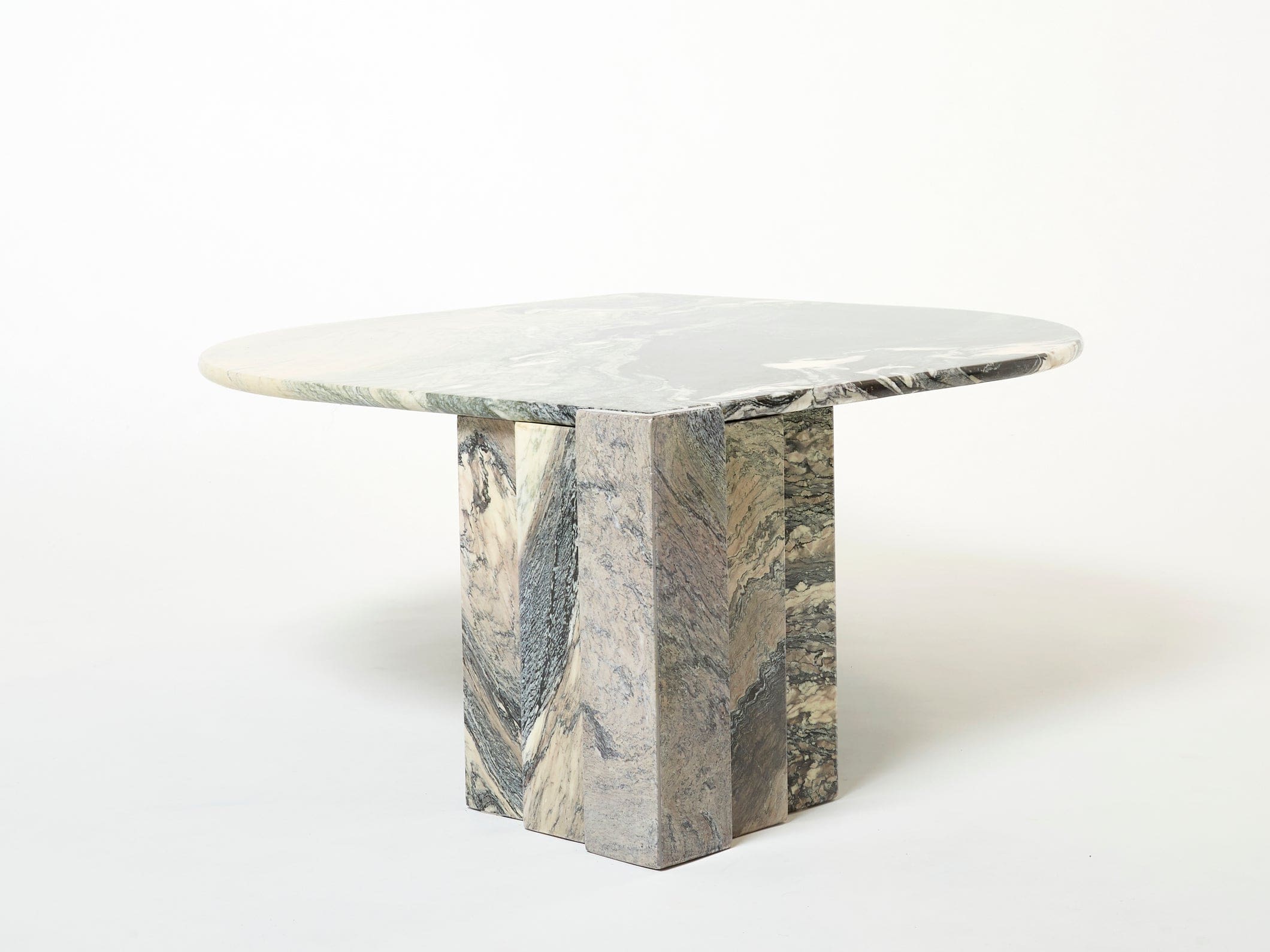 Table Basse « Œil » en Marbre Sicilien : Une Sculpture Naturelle des Années 70