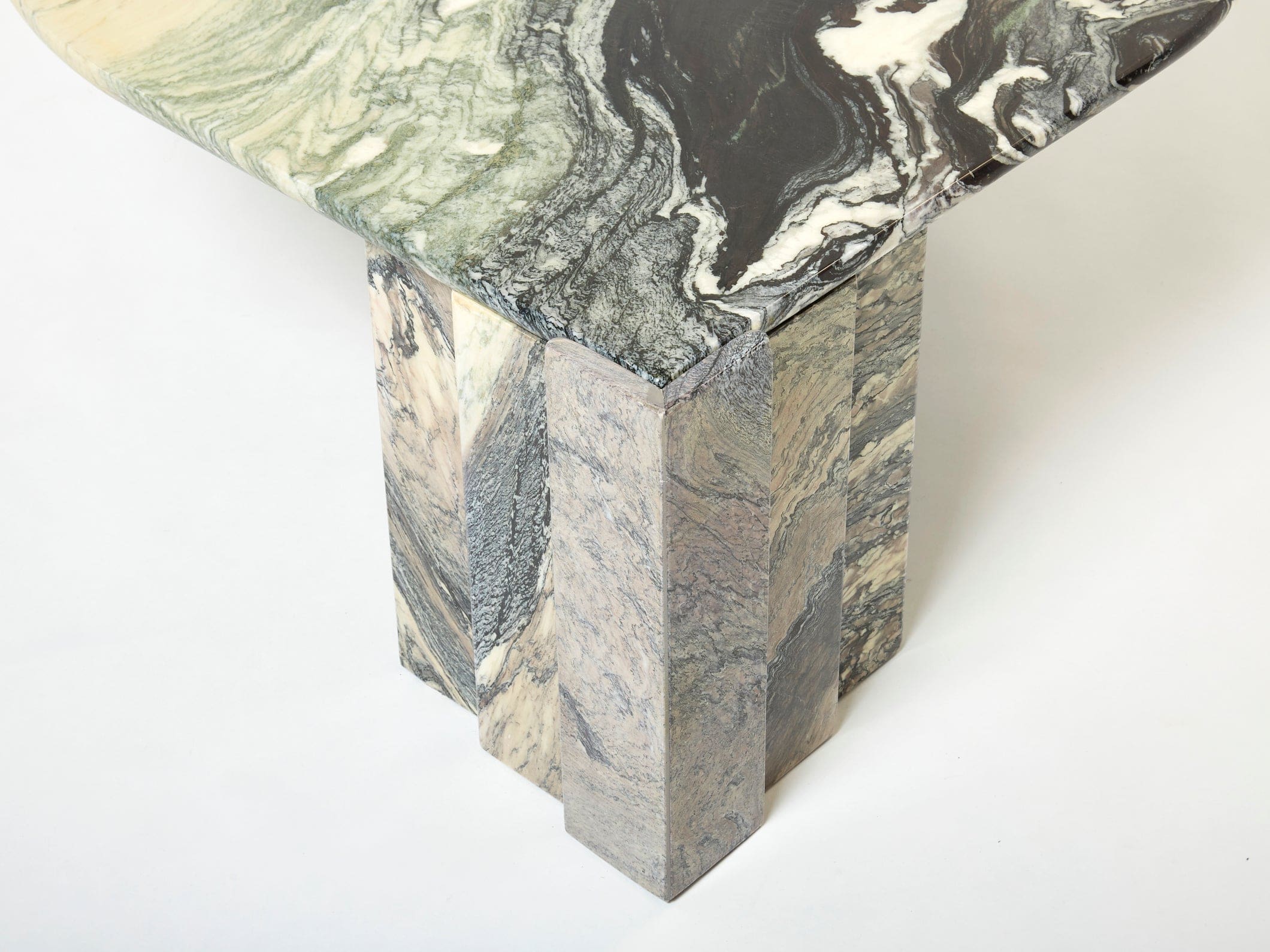 Table Basse « Œil » en Marbre Sicilien : Une Sculpture Naturelle des Années 70