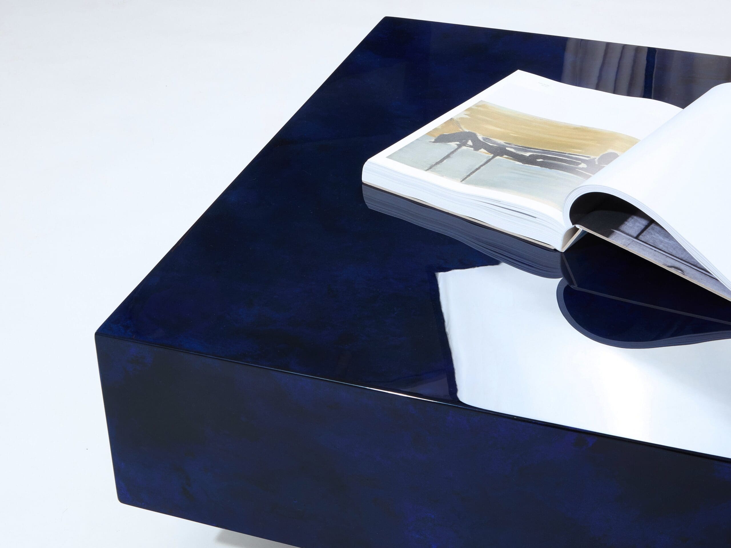 Table Basse en Parchemin de Peau de Chèvre Bleu Nuit, Aldo Tura, Années 1960