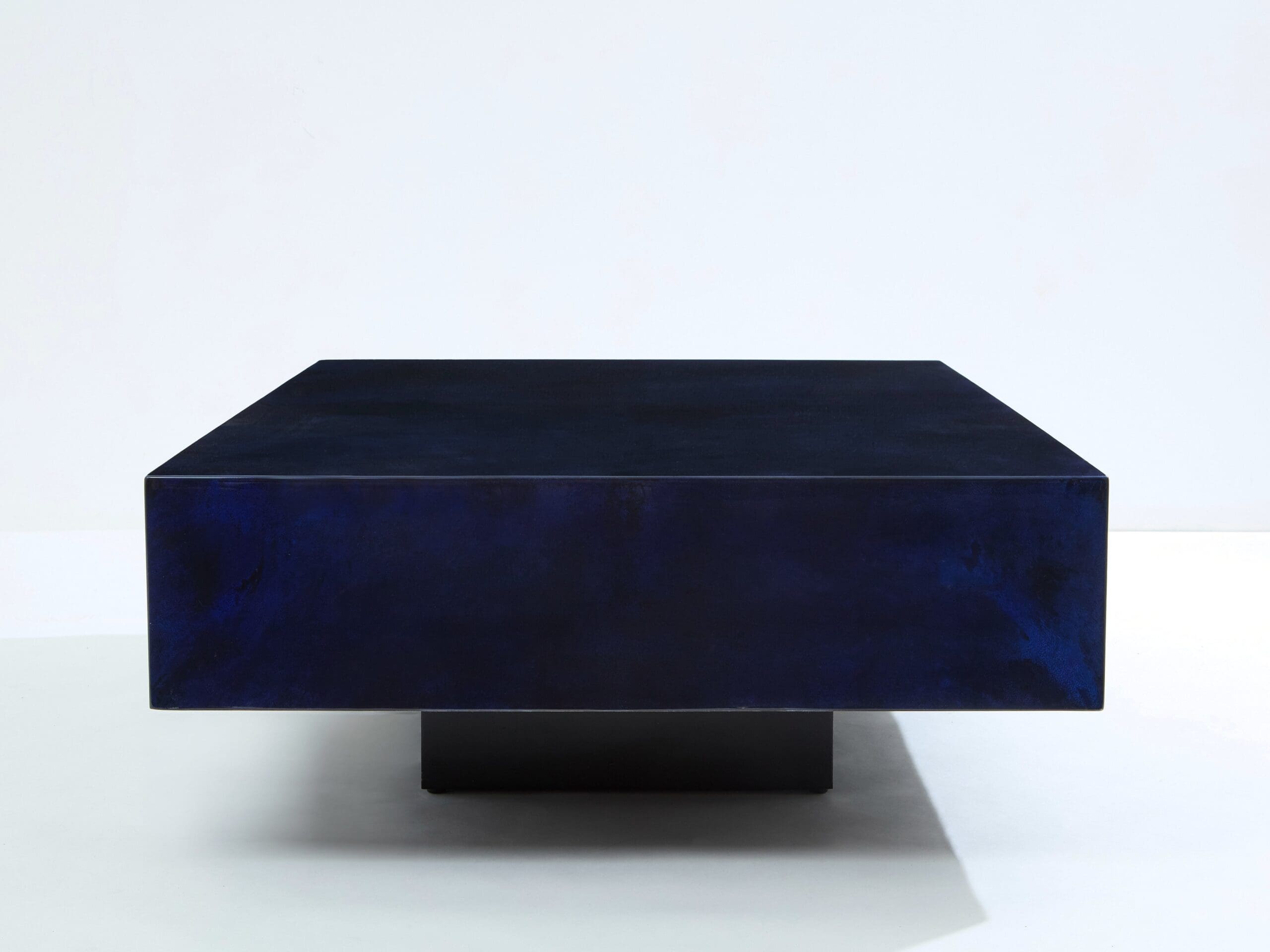 Table Basse en Parchemin de Peau de Chèvre Bleu Nuit, Aldo Tura, Années 1960