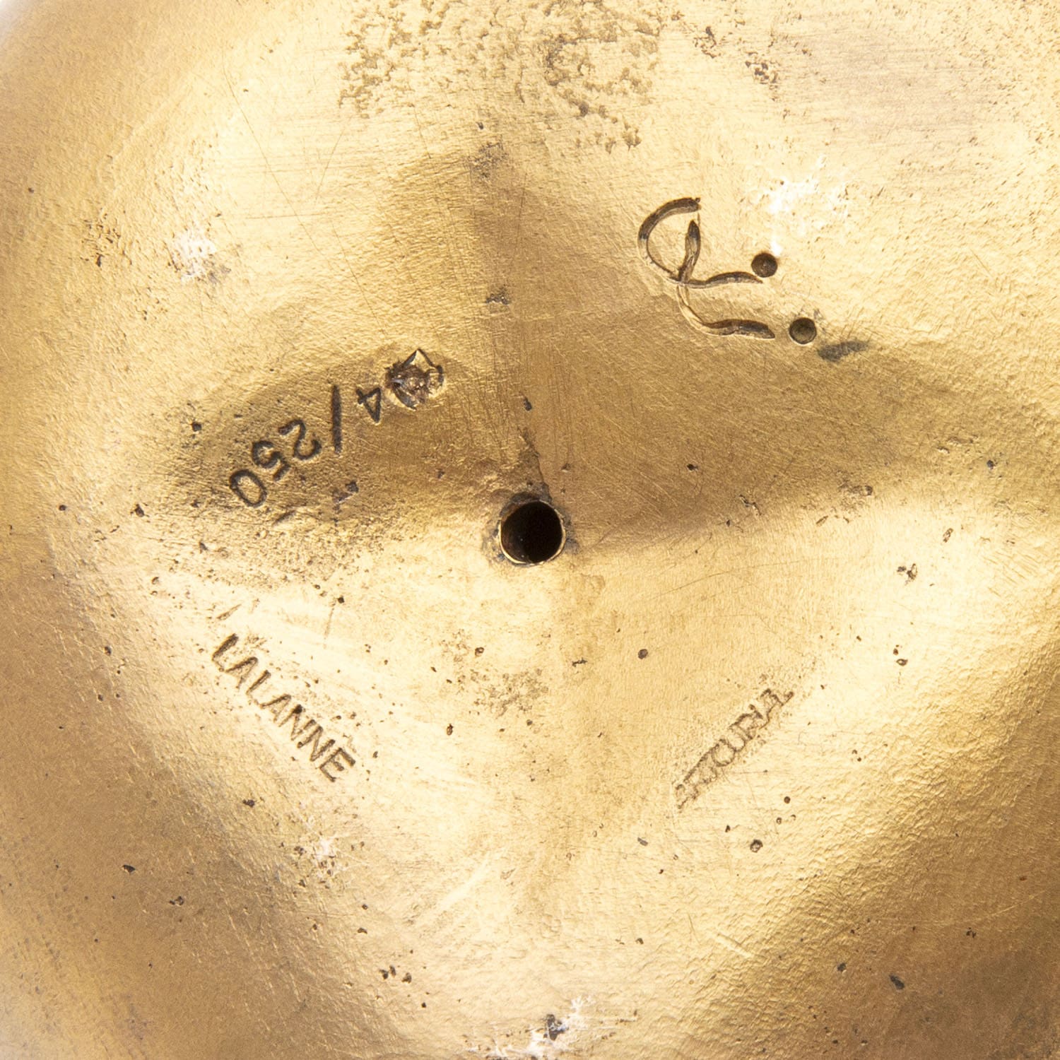 Sculpture Claude Lalanne : Pomme Bouche en bronze doré – Édition Artcurial