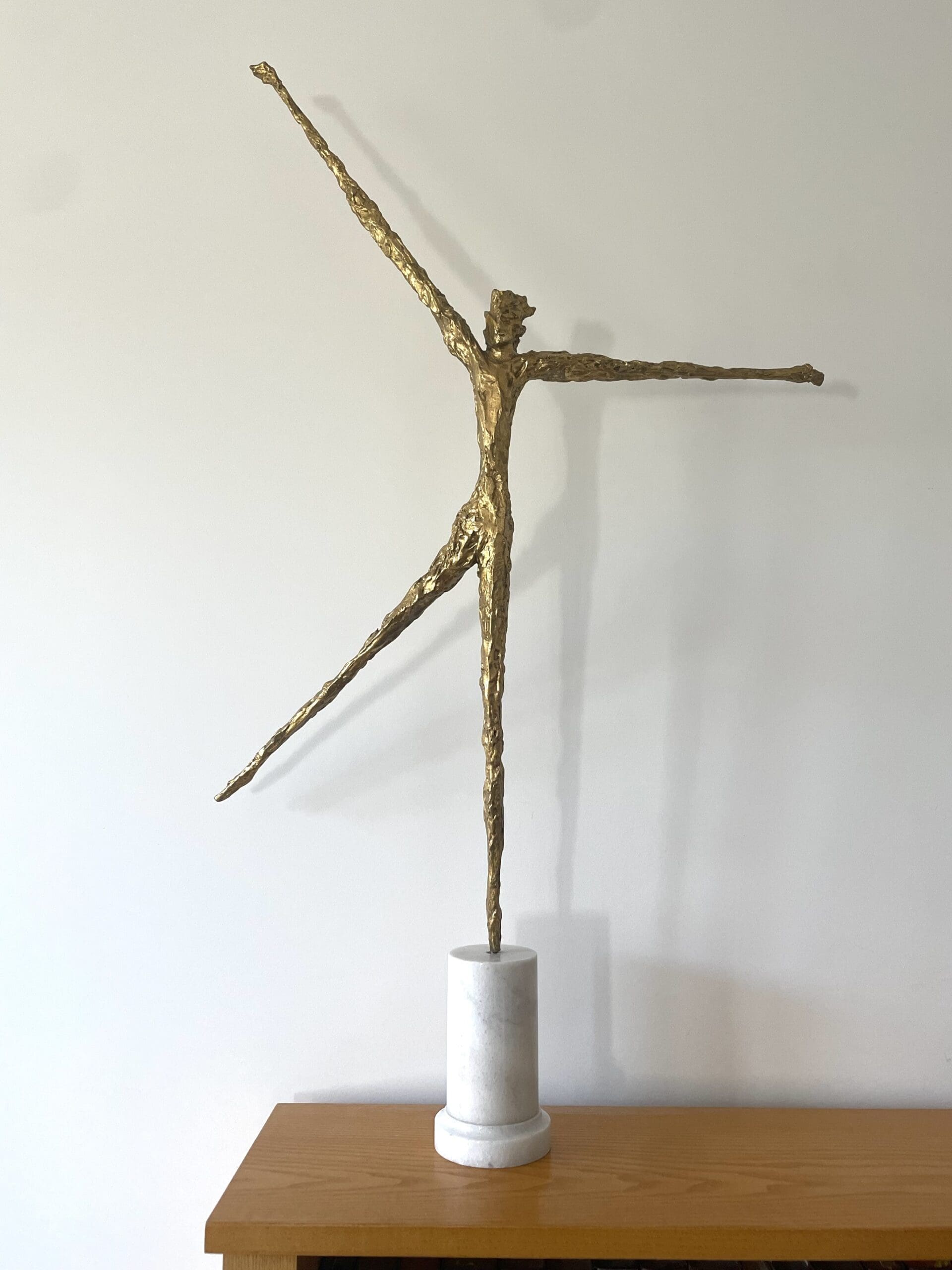 Sculpture Félix Agostini, Rare Création en Résine Dorée (circa 1960)