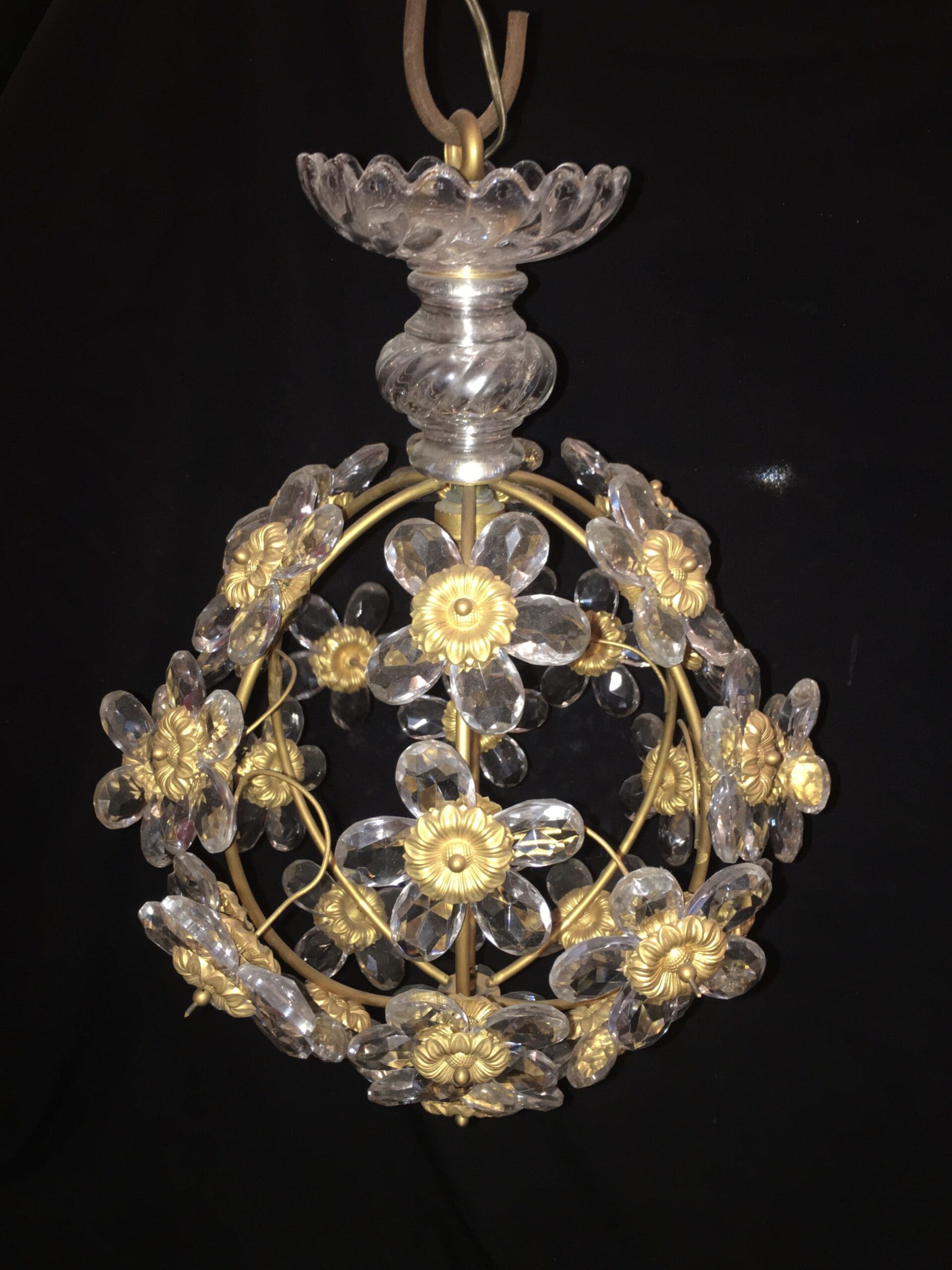 Plafonnier Boule Baguès : Une Composition Florale en Cristal et Bronze Doré