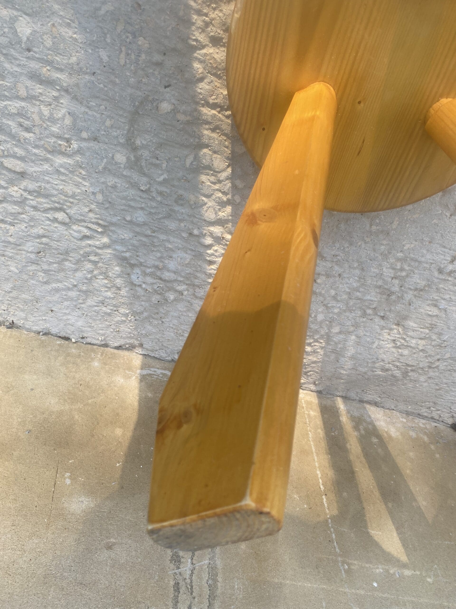 Tabouret « Sandoz » par Charlotte Perriand pour Les Arcs (1969)