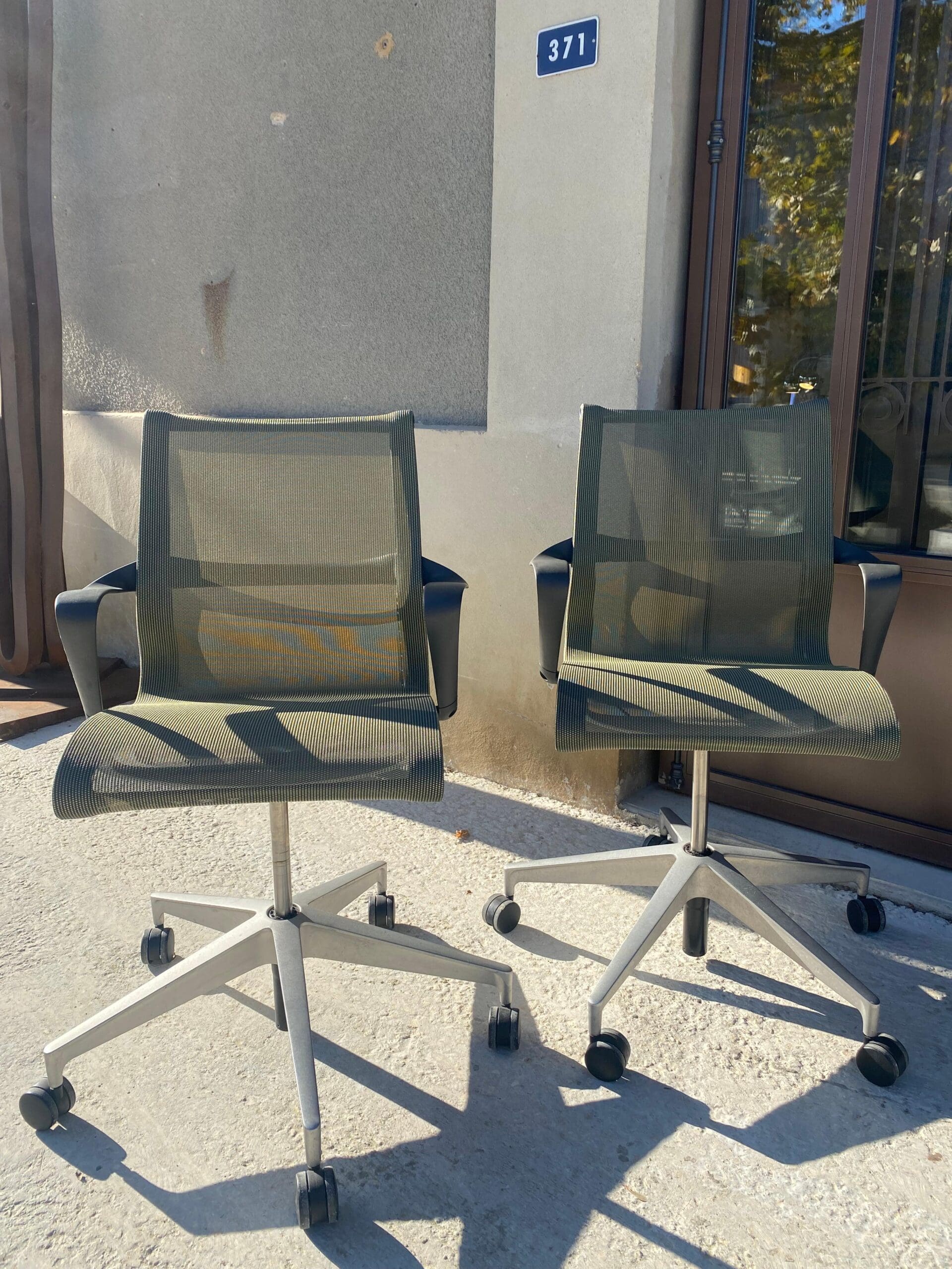 Paire de fauteuils « Setu » par Herman Miller – Design et confort innovants