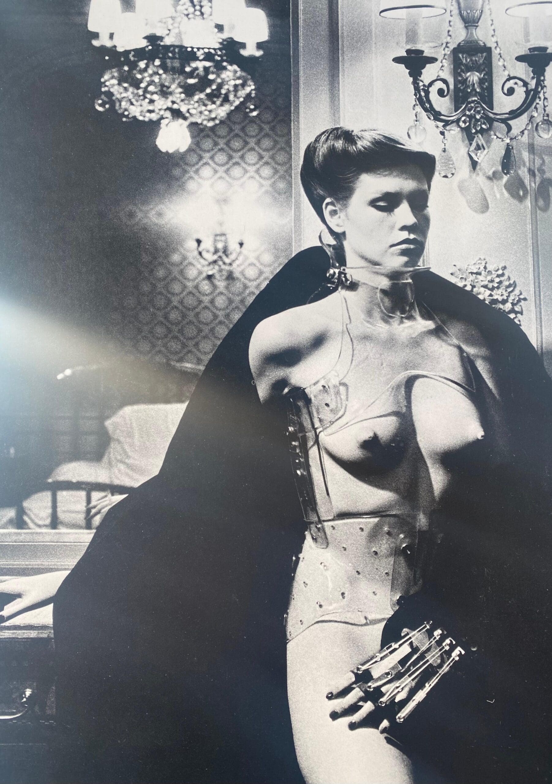 Photo-lithographie Helmut Newton – Jane Kirby, Avenue Kléber, Paris, 1977