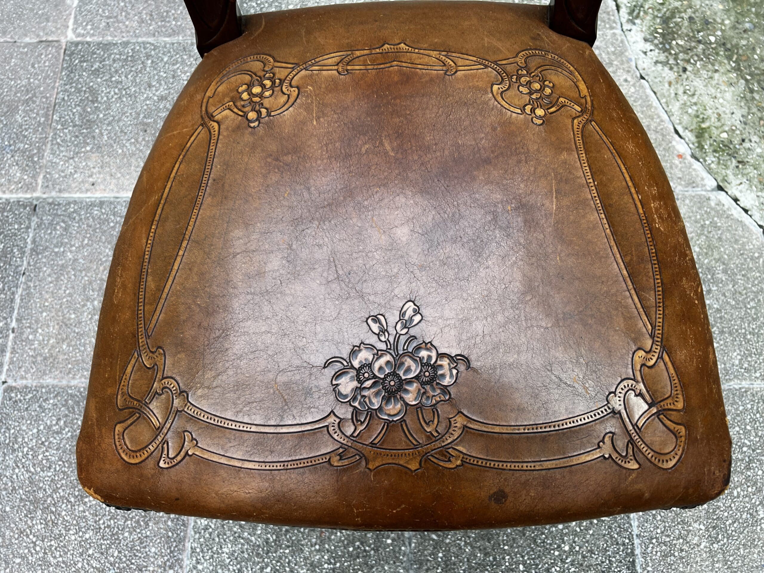 Chaise Art Nouveau en bois sculpté et cuir gravé – Élégance vintage intemporelle