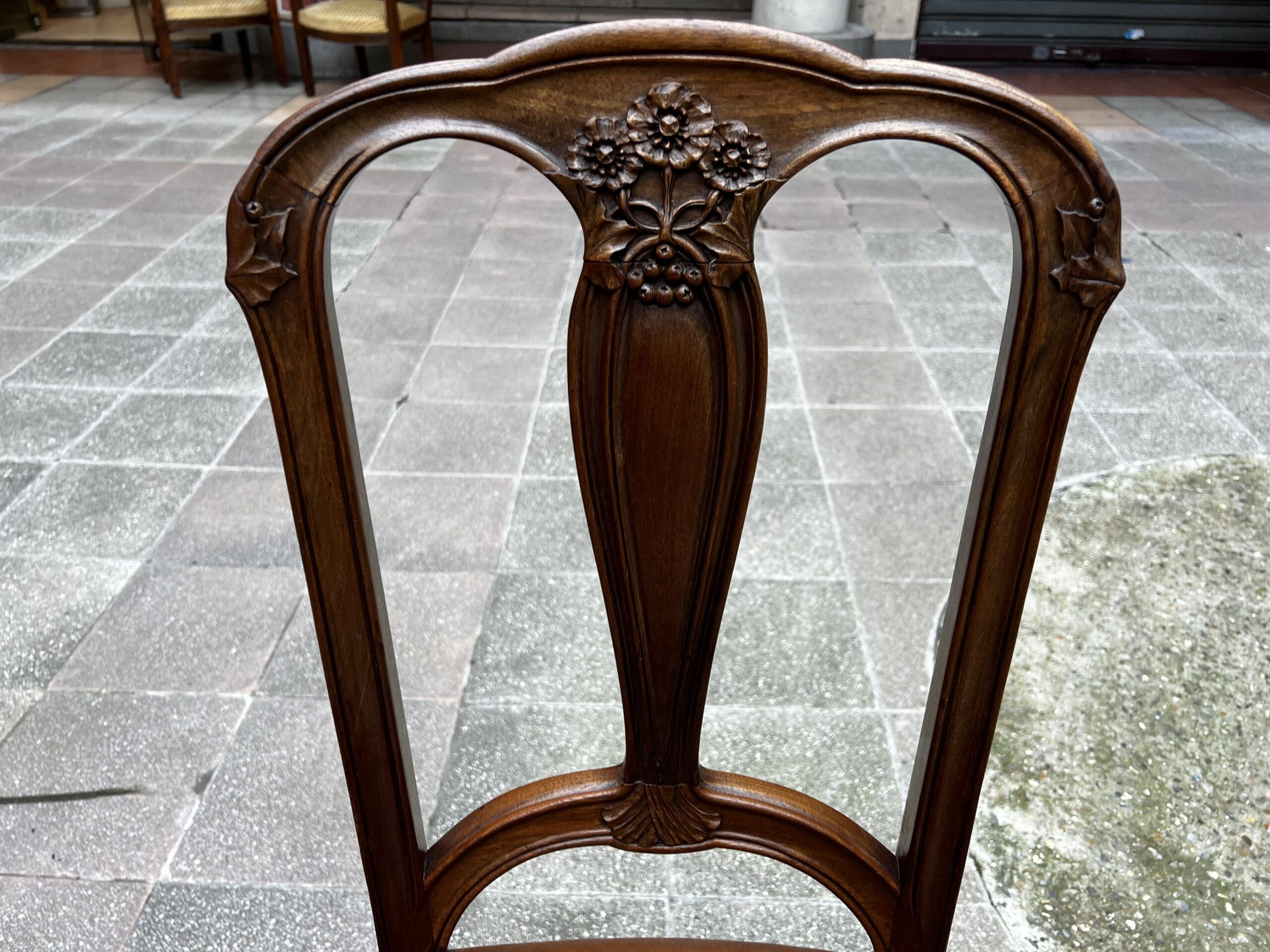 Chaise Art Nouveau en bois sculpté et cuir gravé – Élégance vintage intemporelle