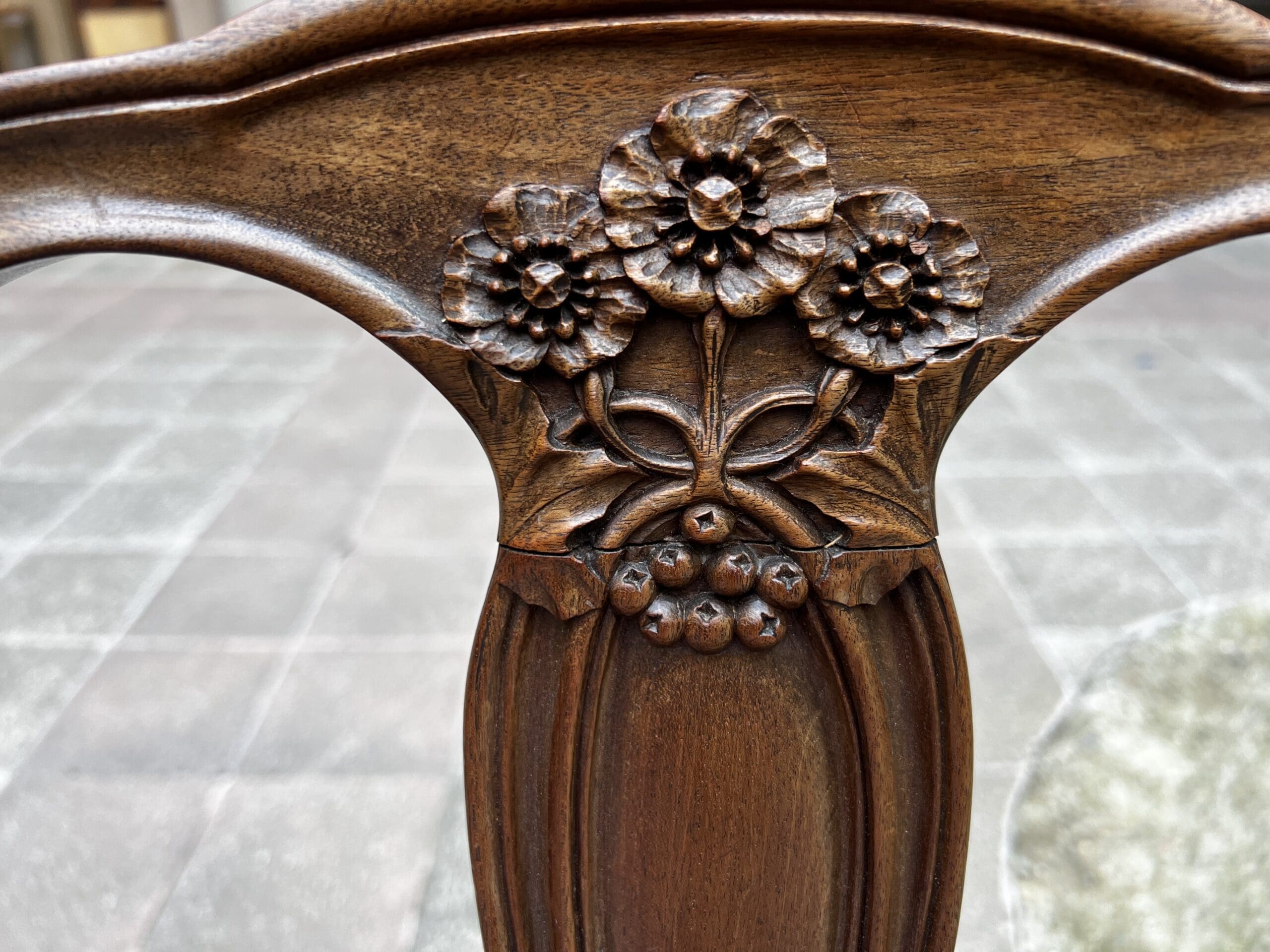 Chaise Art Nouveau en bois sculpté et cuir gravé – Élégance vintage intemporelle