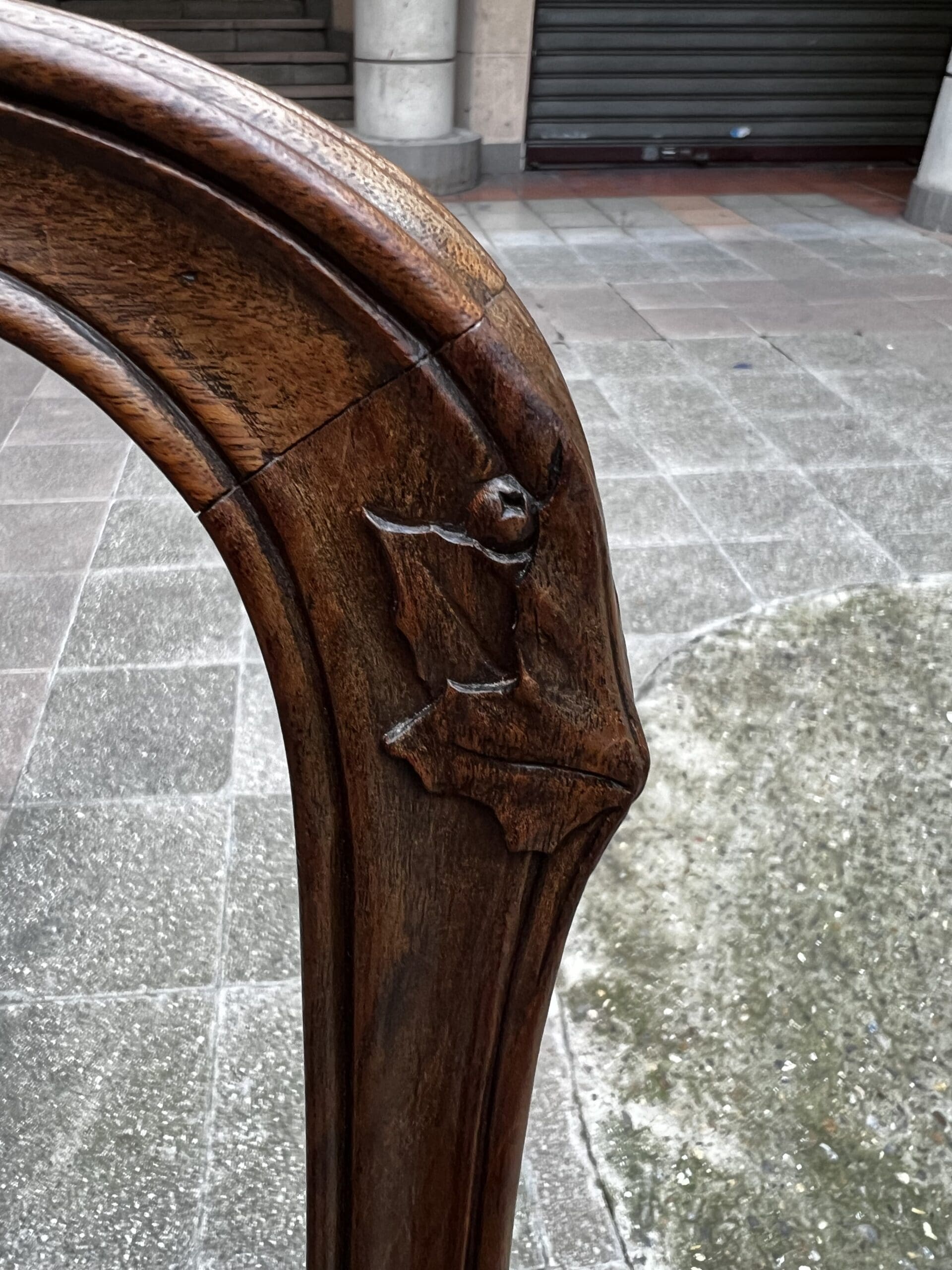 Chaise Art Nouveau en bois sculpté et cuir gravé – Élégance vintage intemporelle