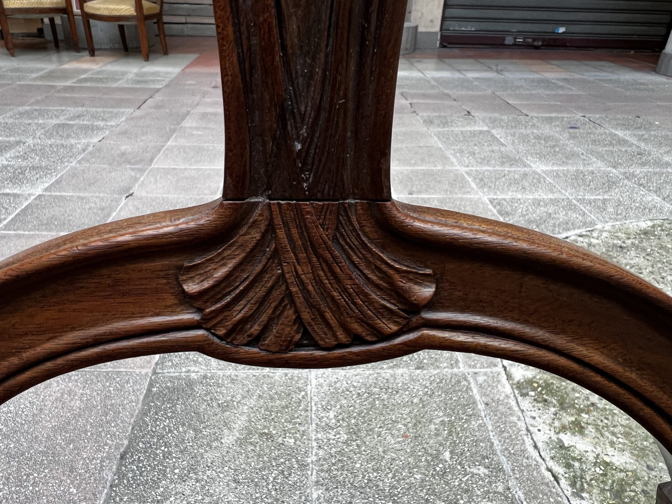 Chaise Art Nouveau en bois sculpté et cuir gravé – Élégance vintage intemporelle