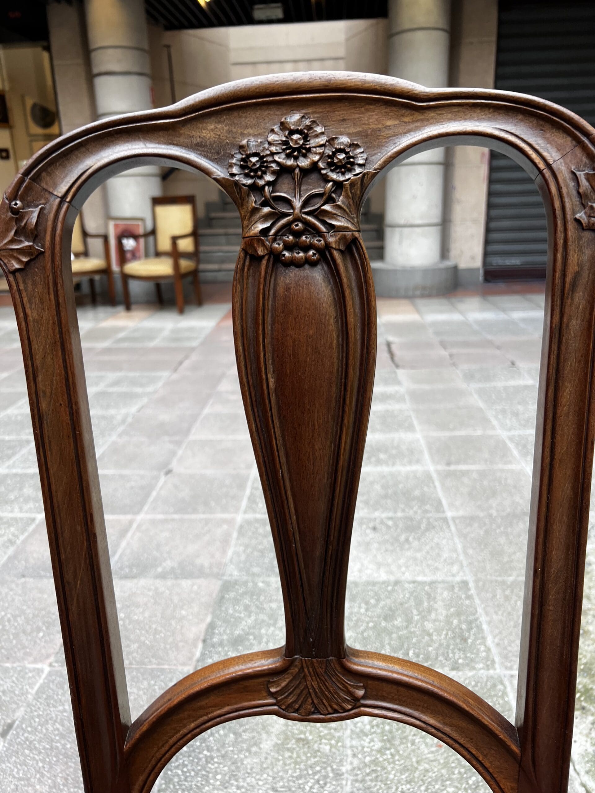 Chaise Art Nouveau en bois sculpté et cuir gravé – Élégance vintage intemporelle