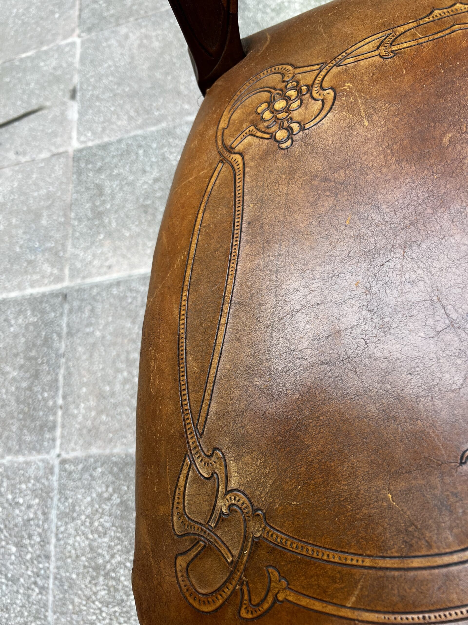 Chaise Art Nouveau en bois sculpté et cuir gravé – Élégance vintage intemporelle