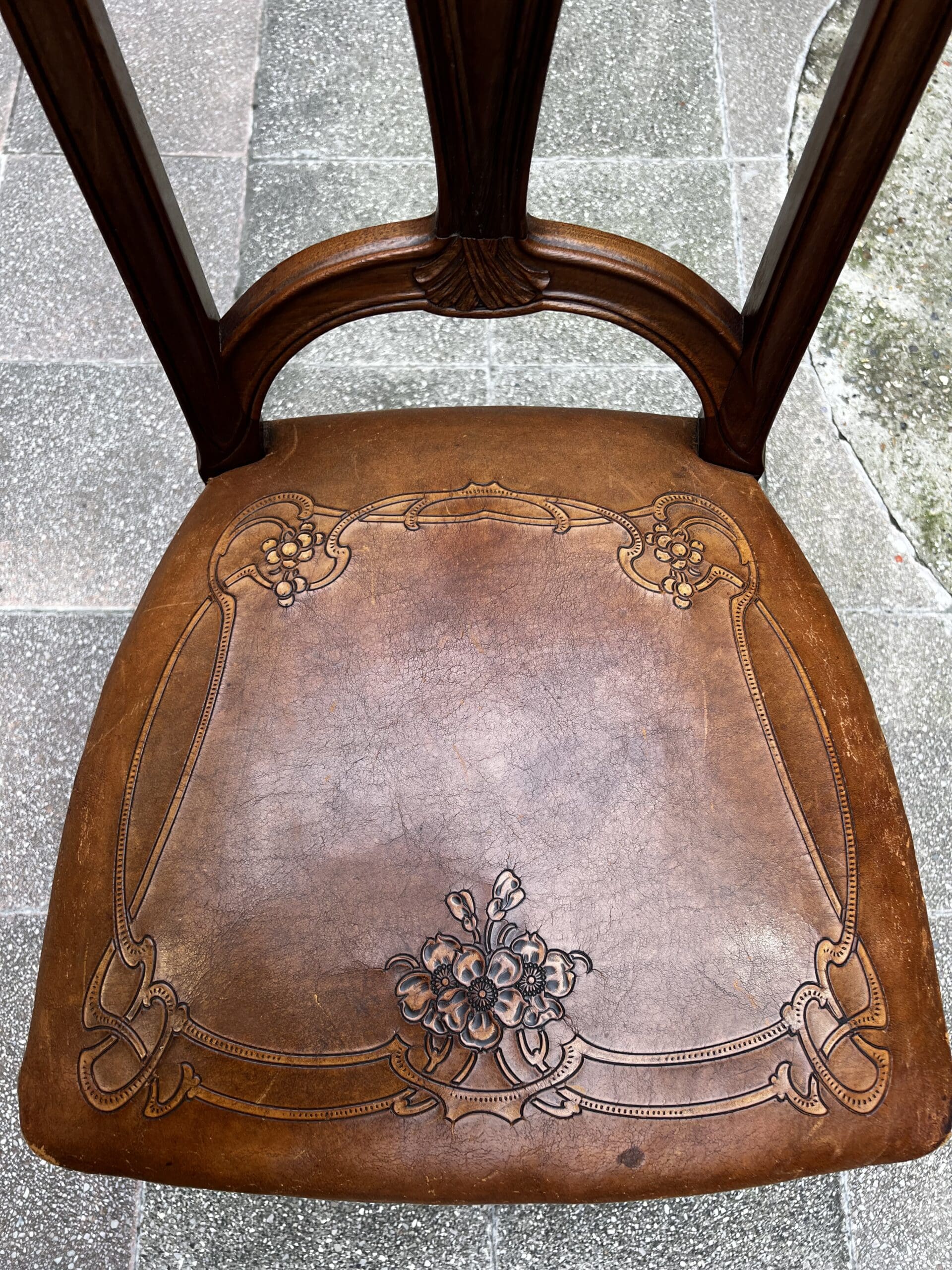 Chaise Art Nouveau en bois sculpté et cuir gravé – Élégance vintage intemporelle