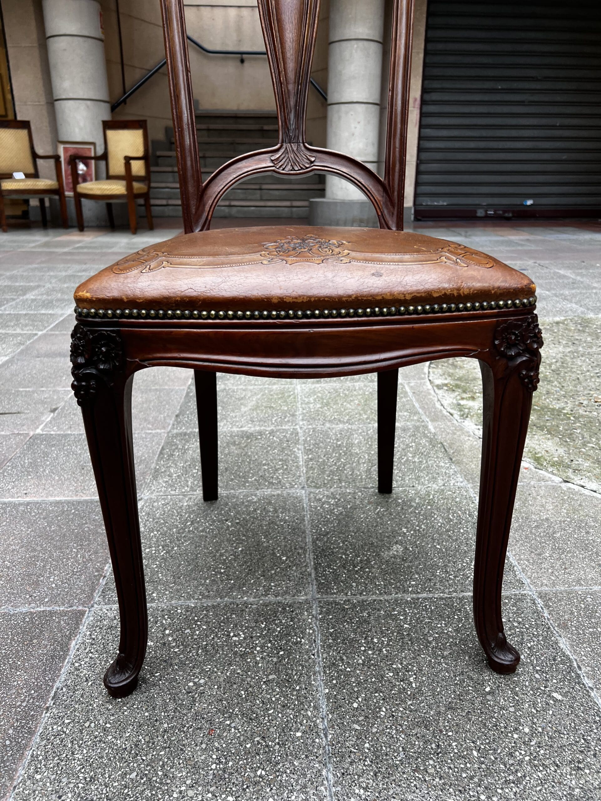 Chaise Art Nouveau en bois sculpté et cuir gravé – Élégance vintage intemporelle
