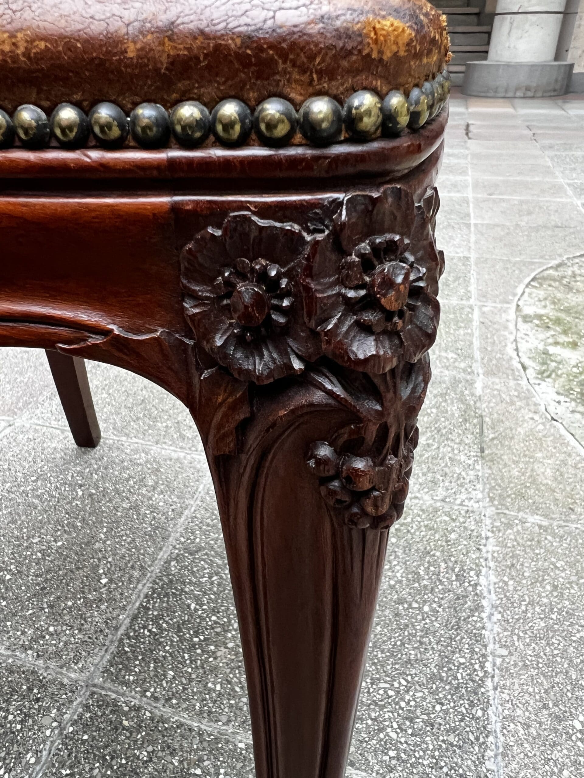 Chaise Art Nouveau en bois sculpté et cuir gravé – Élégance vintage intemporelle
